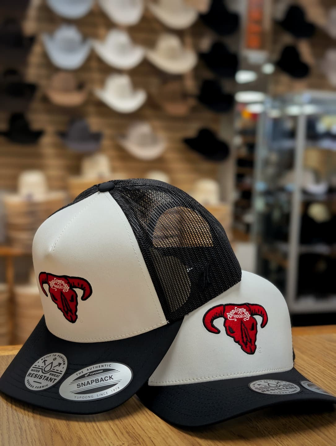 HOOEY STYLE WHITE/ BLACK 5-PANEL TRUCKER