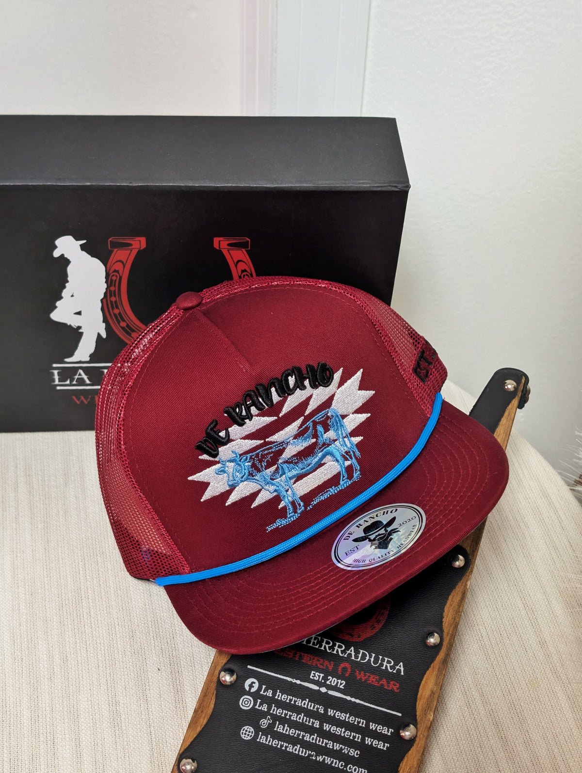 DE RANCHO HATS SNAPBACK BURGUNDY COW LOGO