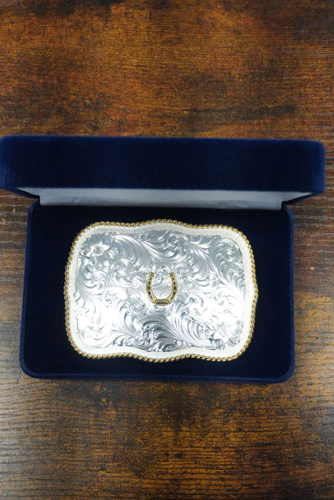 MONTANA SILVERSMITH BOLD ENGRAVED SCALLOPED BUCKLE WITH HORSESHOE Laherradurawwnc.com