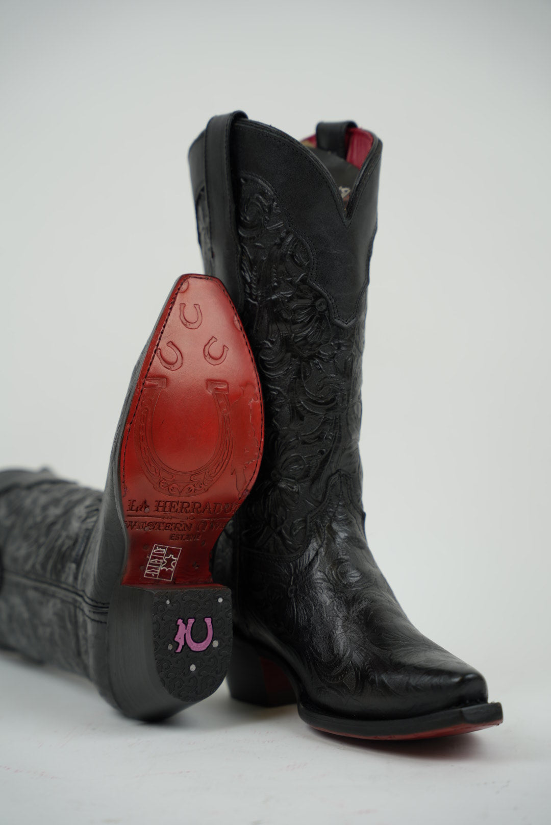 LA HERRADURA WOMEN MILA HD CINCELADO NEGRO RED BOTTON SNIP TOE