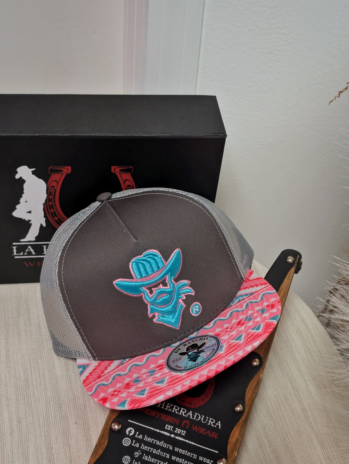 DE RANCHO HATS SNAPBACK CHARCOAL PINK AND TURQUOISE