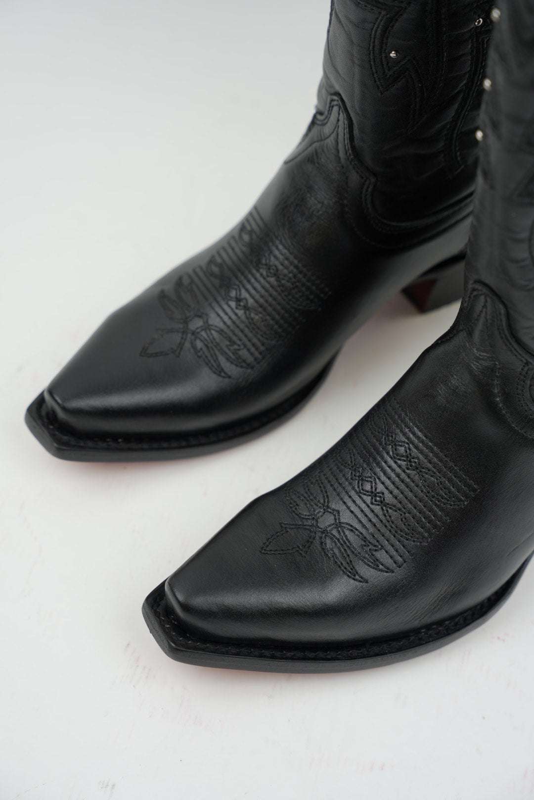 LA HERRADURA WOMEN ALEXA BEIRUT BLACK RED BOTTOM SNIP TOE Laherradurawwnc.com