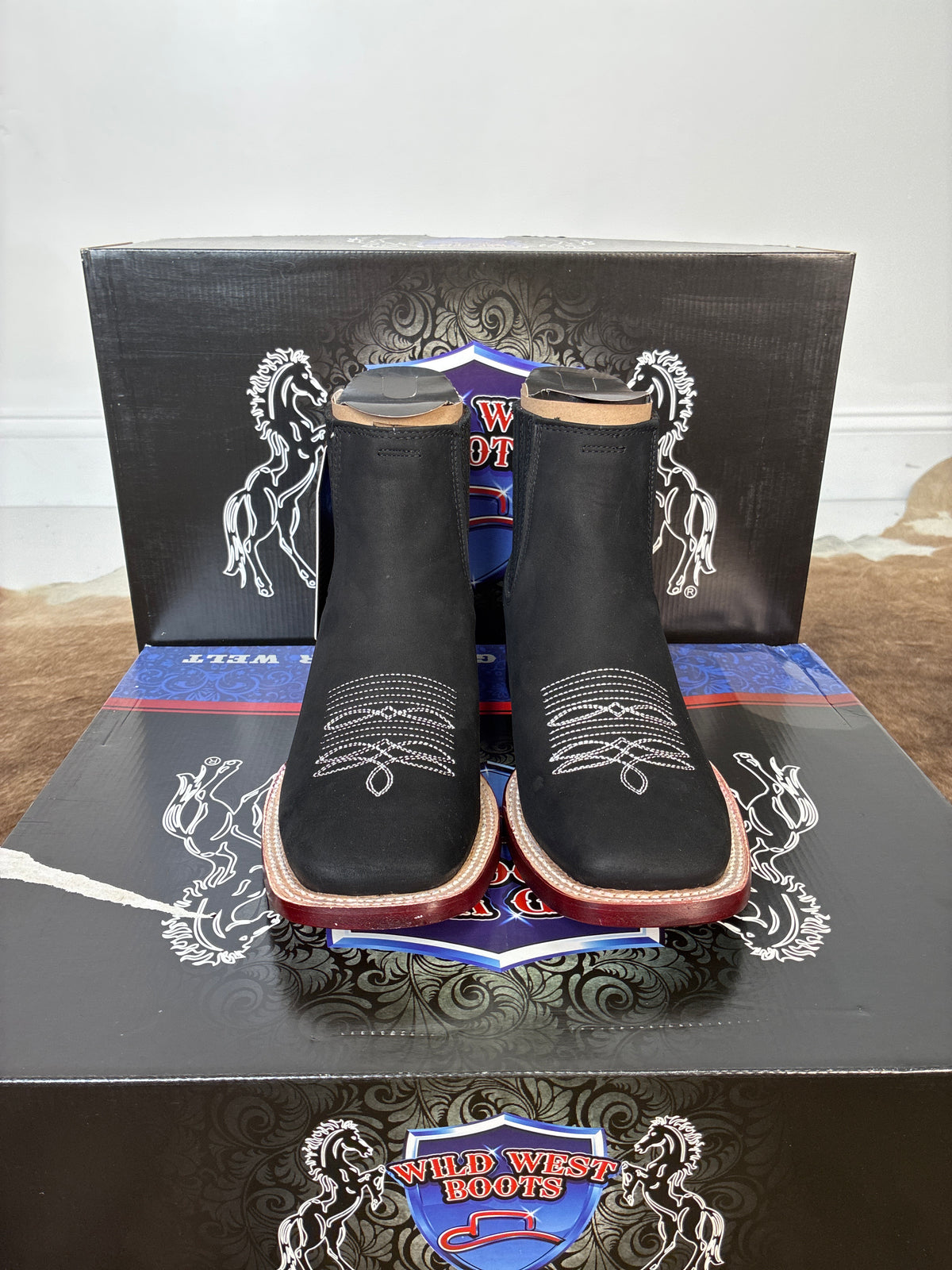 WILD WEST SHORT BOOT NOBUCK WHITE STITCH BLACK WIDE SQ. TOE -282BM26305