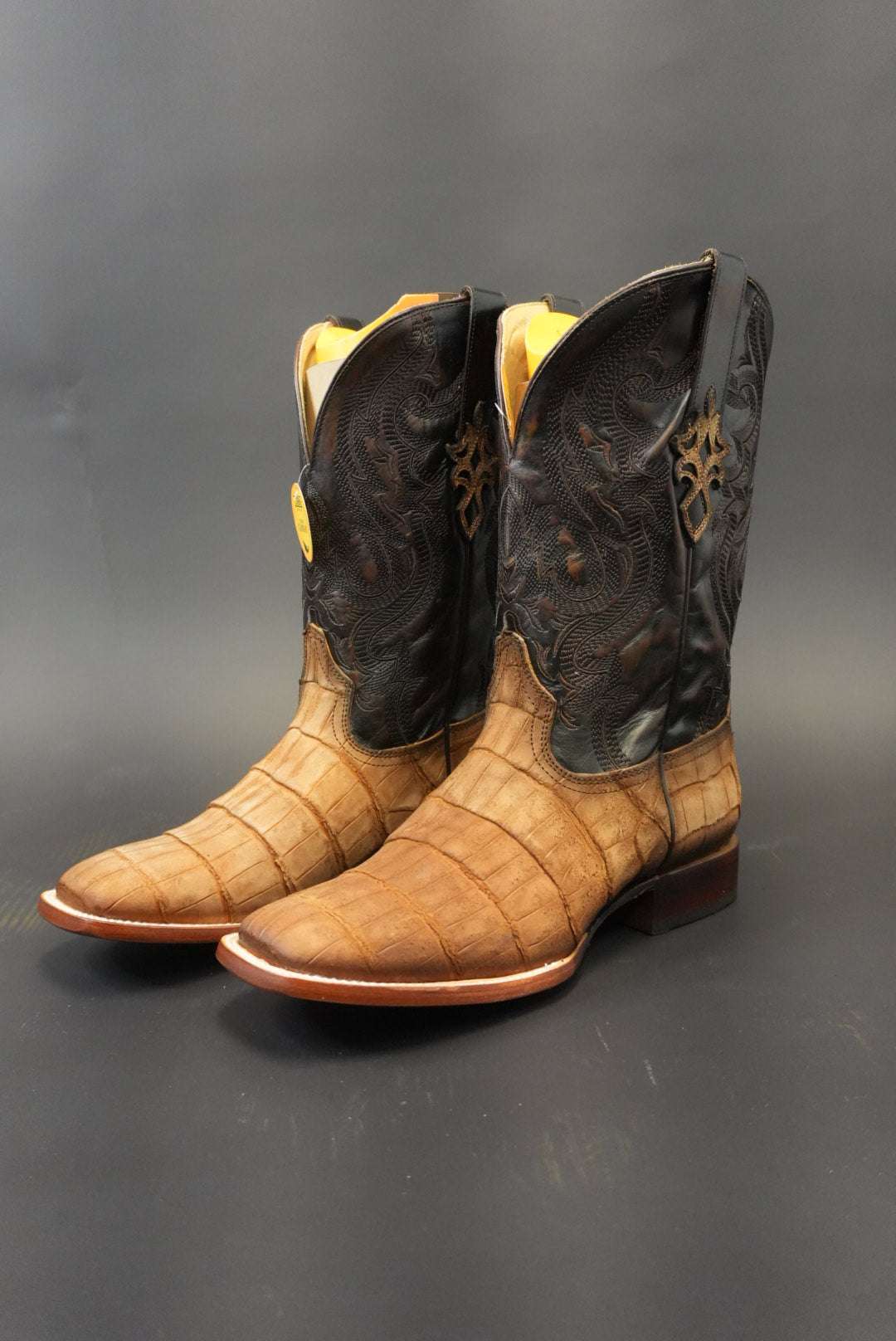 CORRAL COGNAC ALLIGATOR EMBROIDERY WIDE SQ TOE A4934 Laherradurawwnc.com