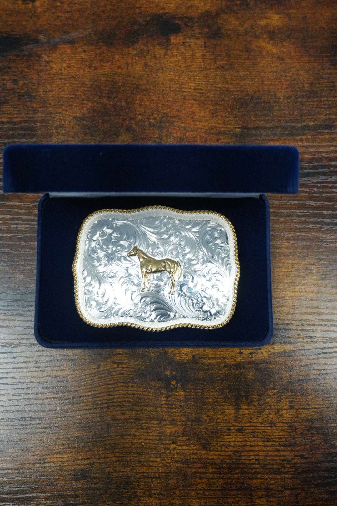 MONTANA SILVERSMITH BOLD ENGRAVED SCALLOPED HORSE STANDING BUCKLE Laherradurawwnc.com