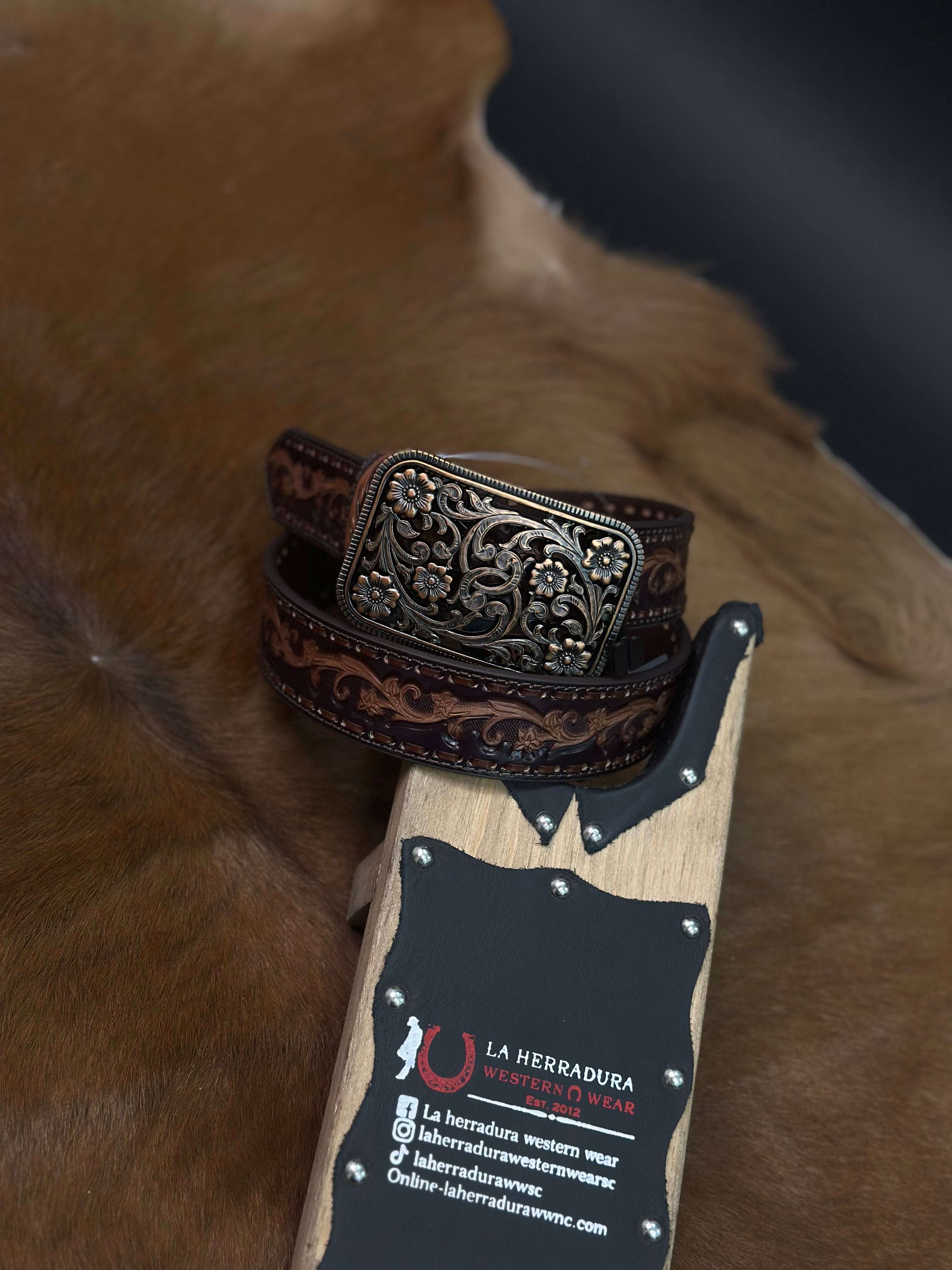 ARIAT WOMENS BROWN PRINT HAND TOOLED BELT A1567147 Laherradurawwnc.com