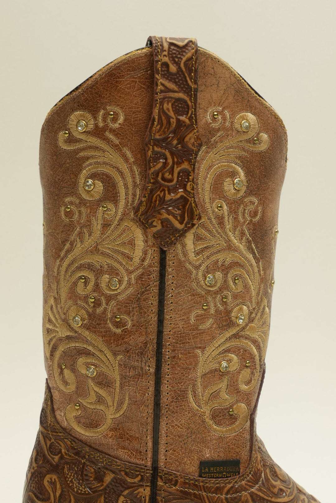 LA HERRADURA WOMEN CAMILA ARCE CINCELADO TAUPE EGIPCIA Laherradurawwnc.com
