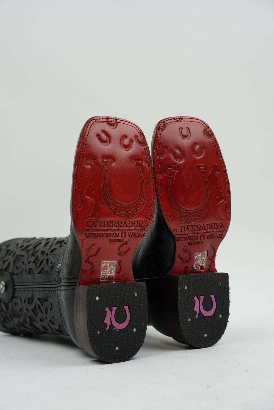 LA HERRADURA WOMEN ALMA CINCELADO NEGRO RED BOTTOM SQUARE TOE Laherradurawwnc.com
