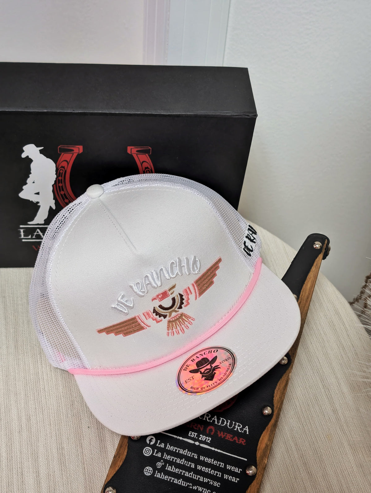 DE RANCHO HATS SNAPBACK WHITE AND PINK