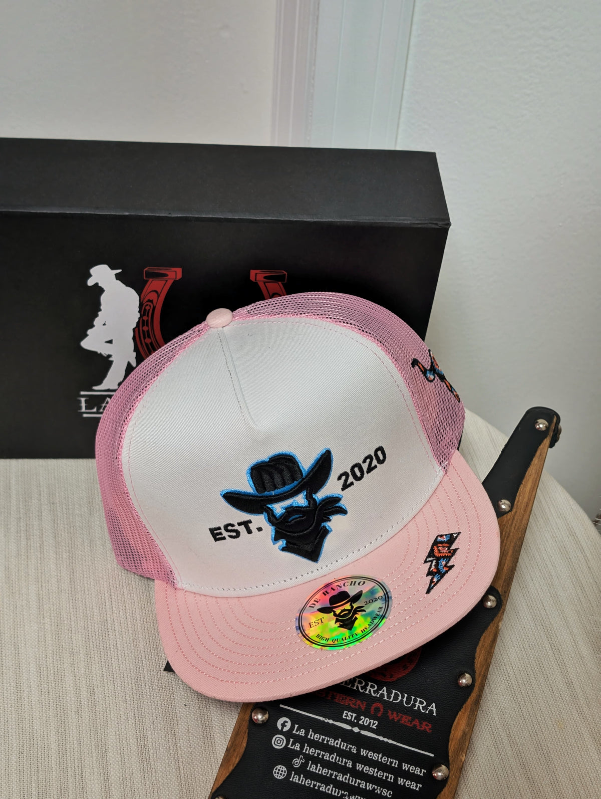 DE RANCHO HATS SNAPBACK PINK AND WHITE BLACK/BLUE LOGO
