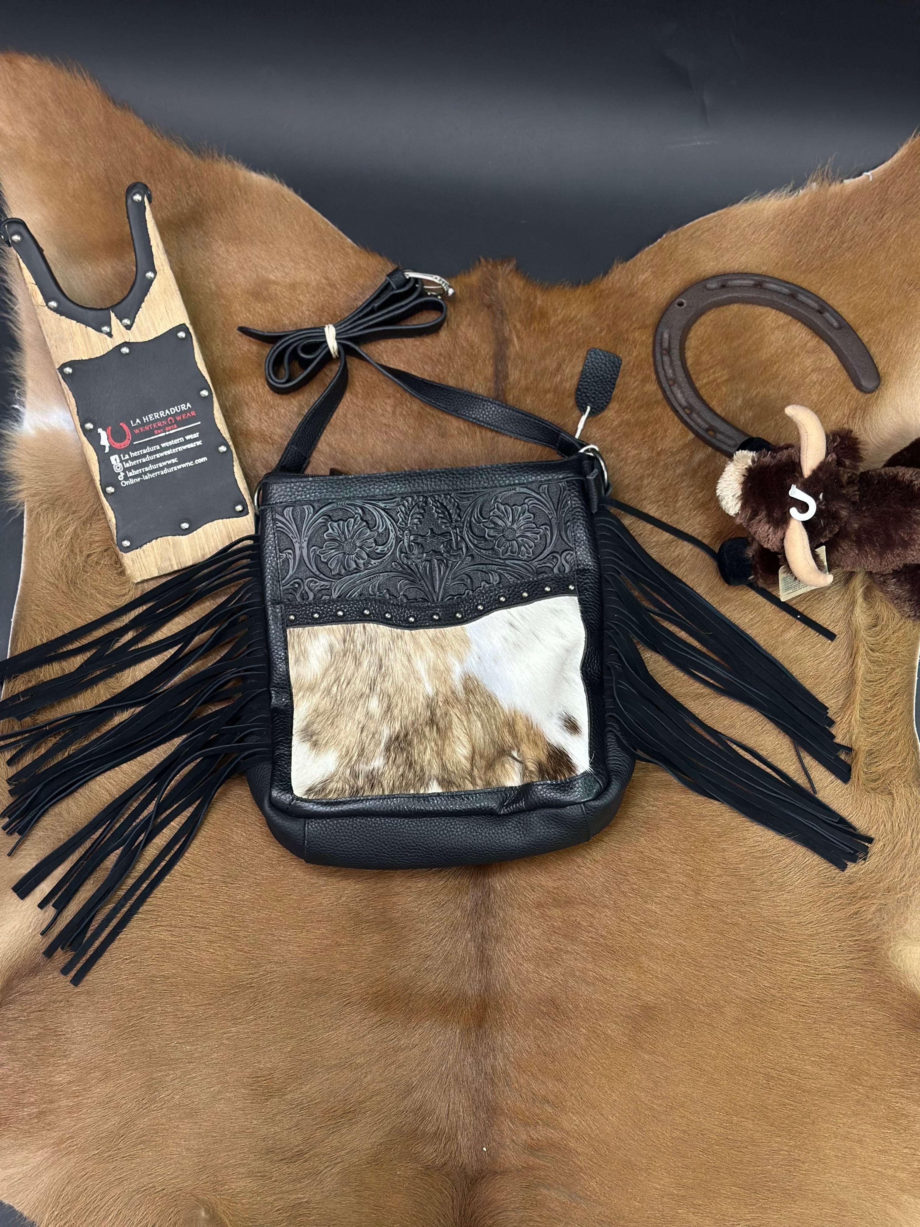 CROSSBODY BAG BLACK HAND TOOLED BLACK & WHITE COWHIDE FRINGE Laherradurawwnc.com