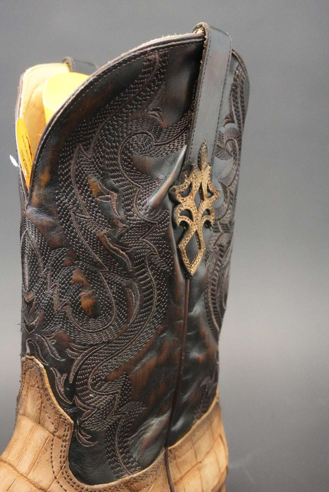 CORRAL COGNAC ALLIGATOR EMBROIDERY WIDE SQ TOE A4934 Laherradurawwnc.com