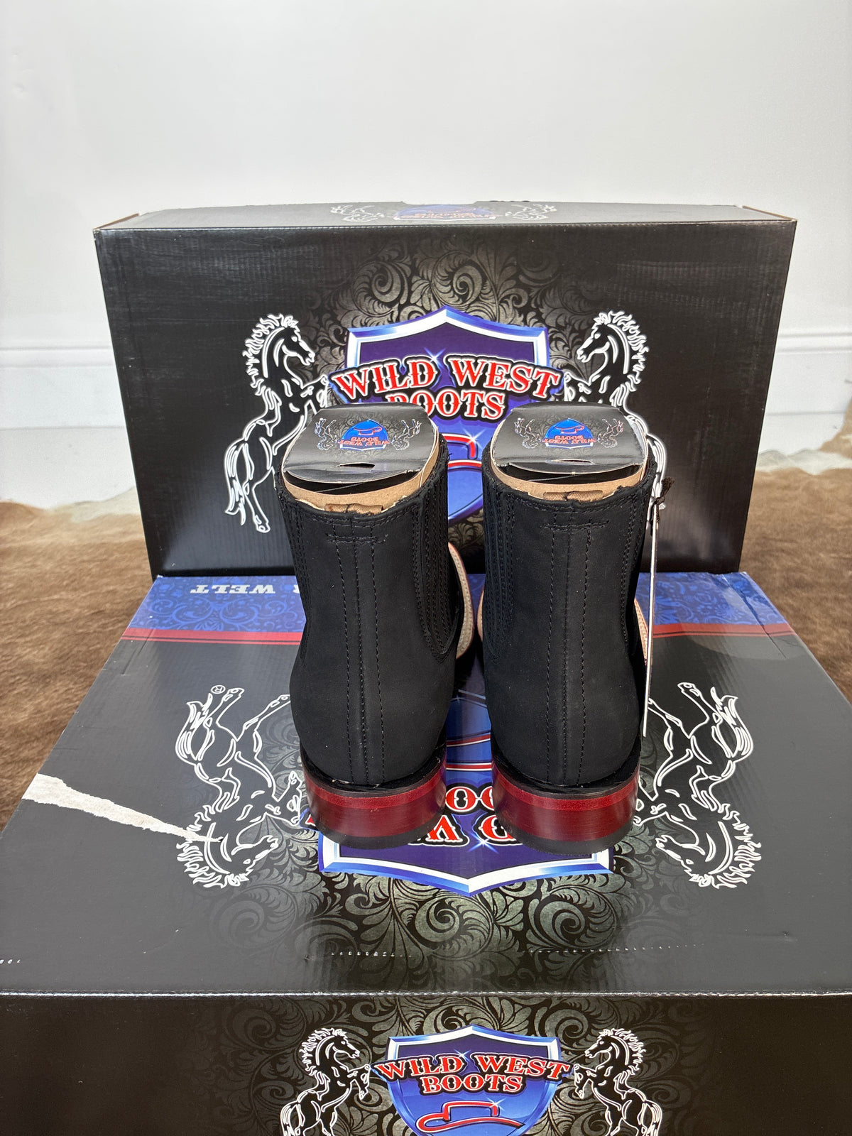 WILD WEST SHORT BOOT NOBUCK WHITE STITCH BLACK WIDE SQ. TOE -282BM26305