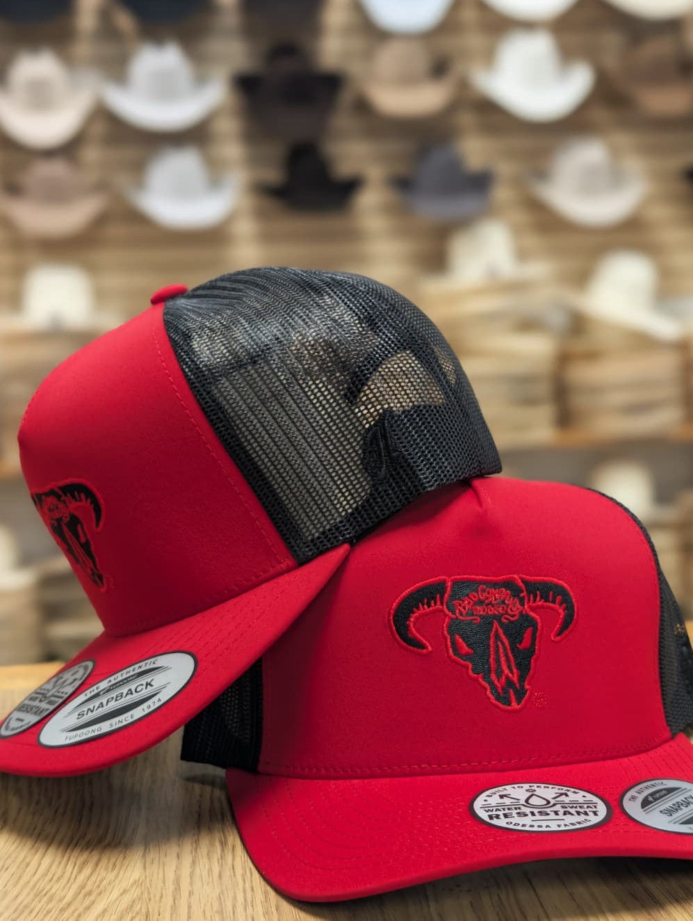 HOOEY STYLE RED / BLACK 5-PANEL TRUCKER