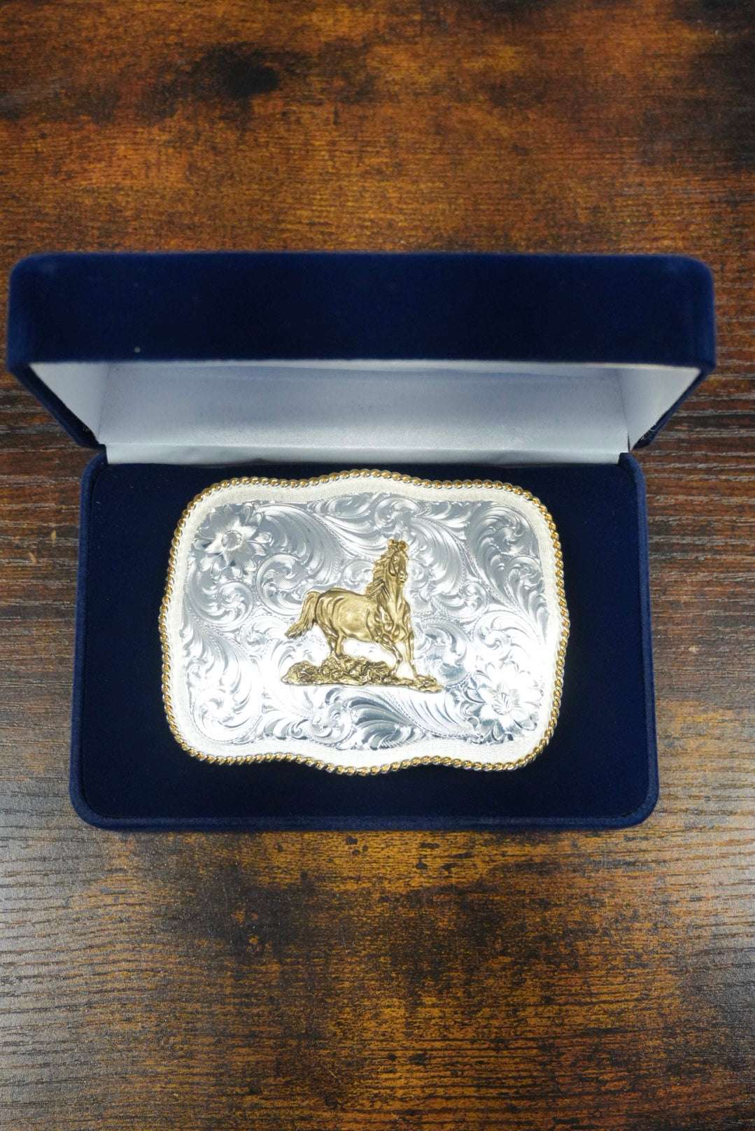 MONTANA SILVERSMITH BOLD ENGRAVED SCALLOPED HORSE GALLOPING BUCKLE Laherradurawwnc.com