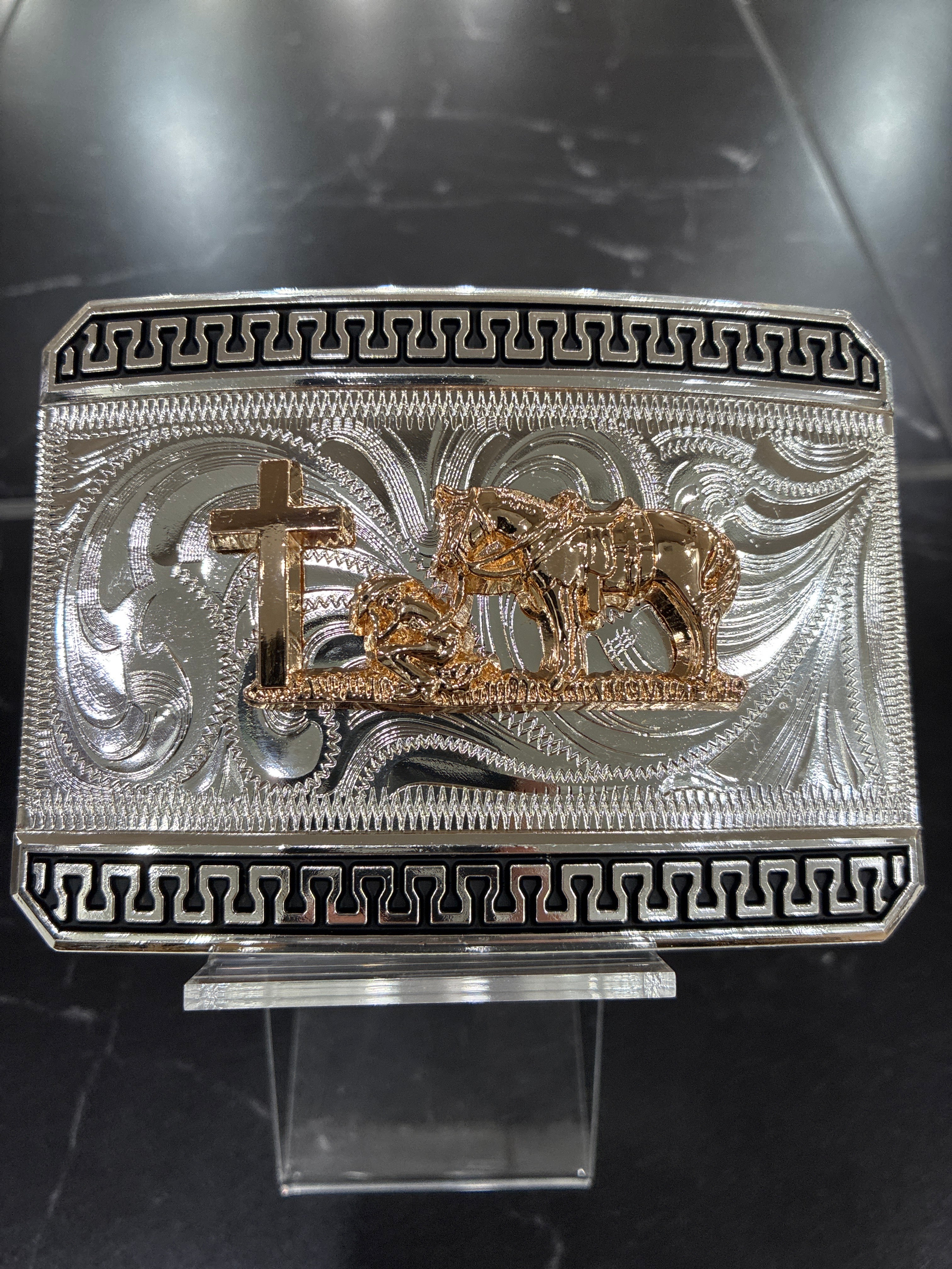 HEBILLA CUADRADA DE VAQUERO ORANDO DE PLATA Y ORO CON RIBETE NEGRO