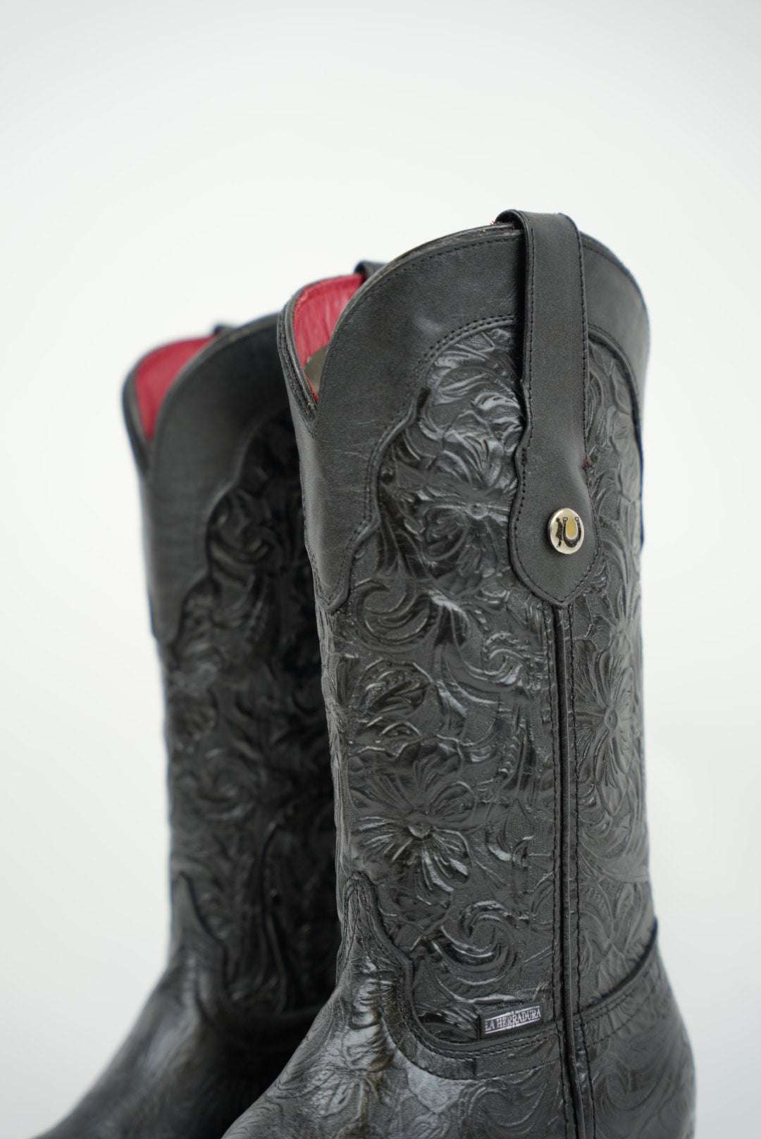 LA HERRADURA WOMEN MILA HD CINCELADO NEGRO RED BOTTON SNIP TOE Laherradurawwnc.com