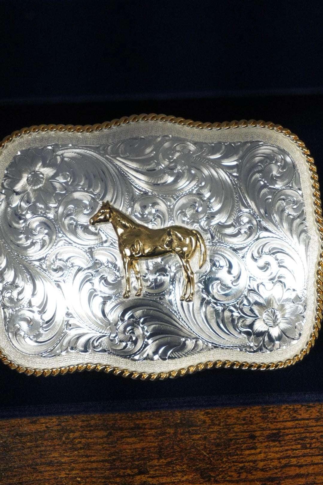 MONTANA SILVERSMITH BOLD ENGRAVED SCALLOPED HORSE STANDING BUCKLE Laherradurawwnc.com