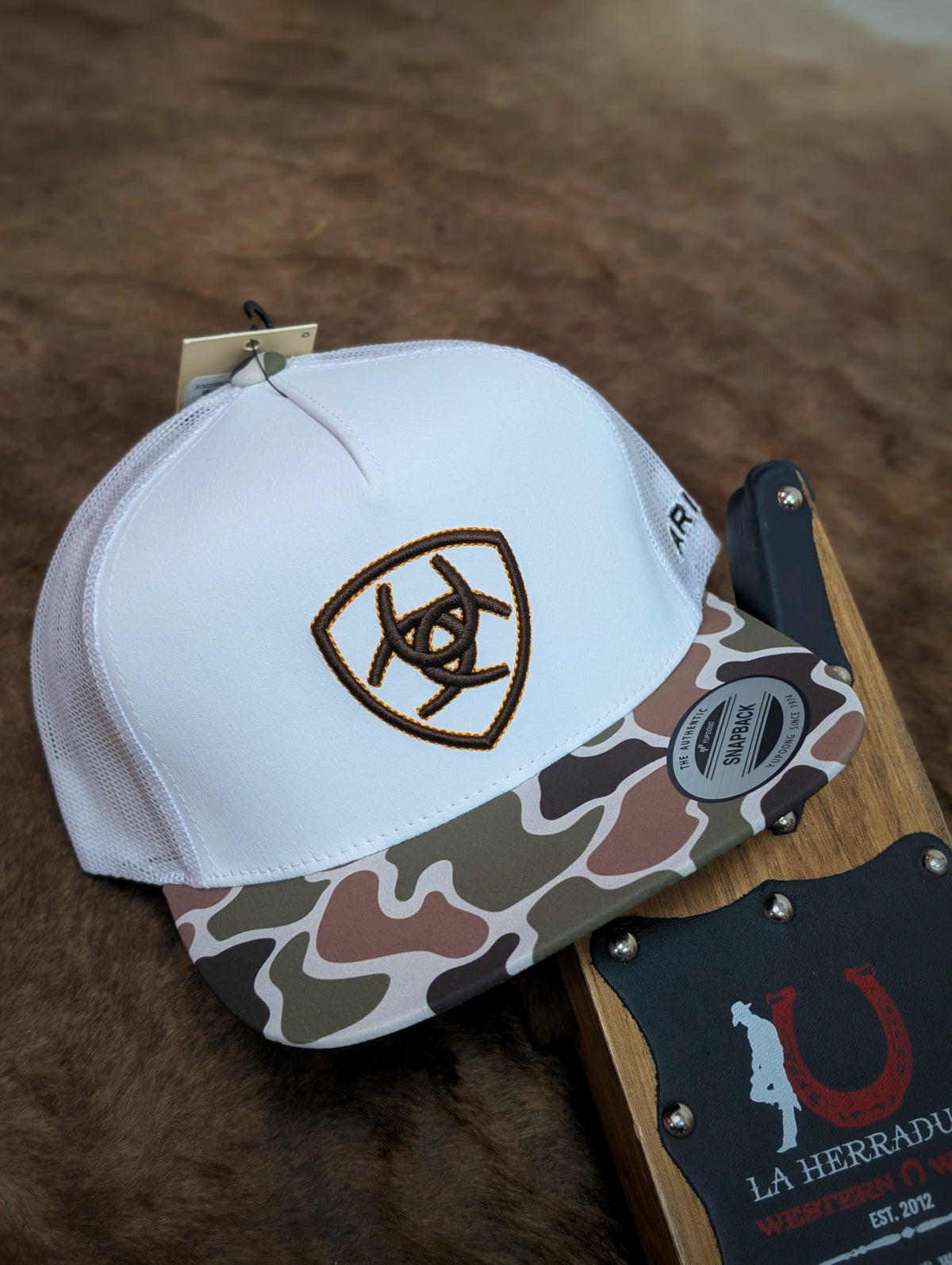 ARIAT CAP WHITE BROWN LOGO