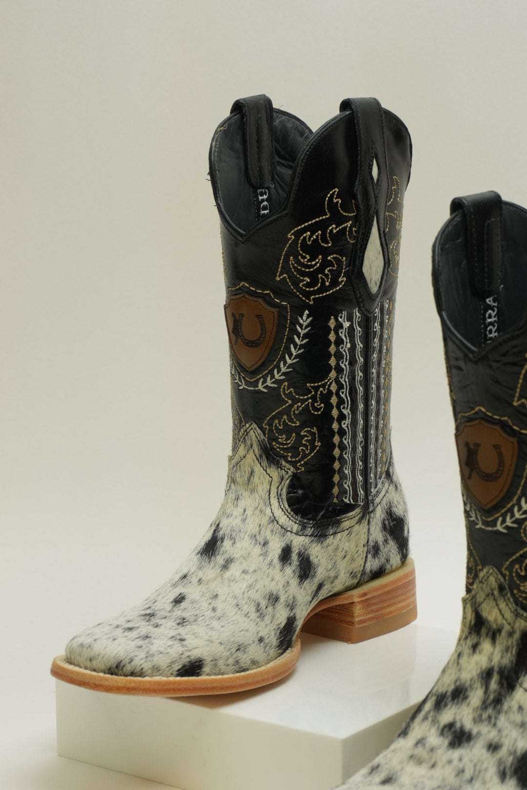 LA HERRADURA MENS COWHIDE DANIEL PELO PINTO NEGRO BARZA AC NAT BOOT (EVERY PAIR IS UNIQUE) Laherradurawwnc.com