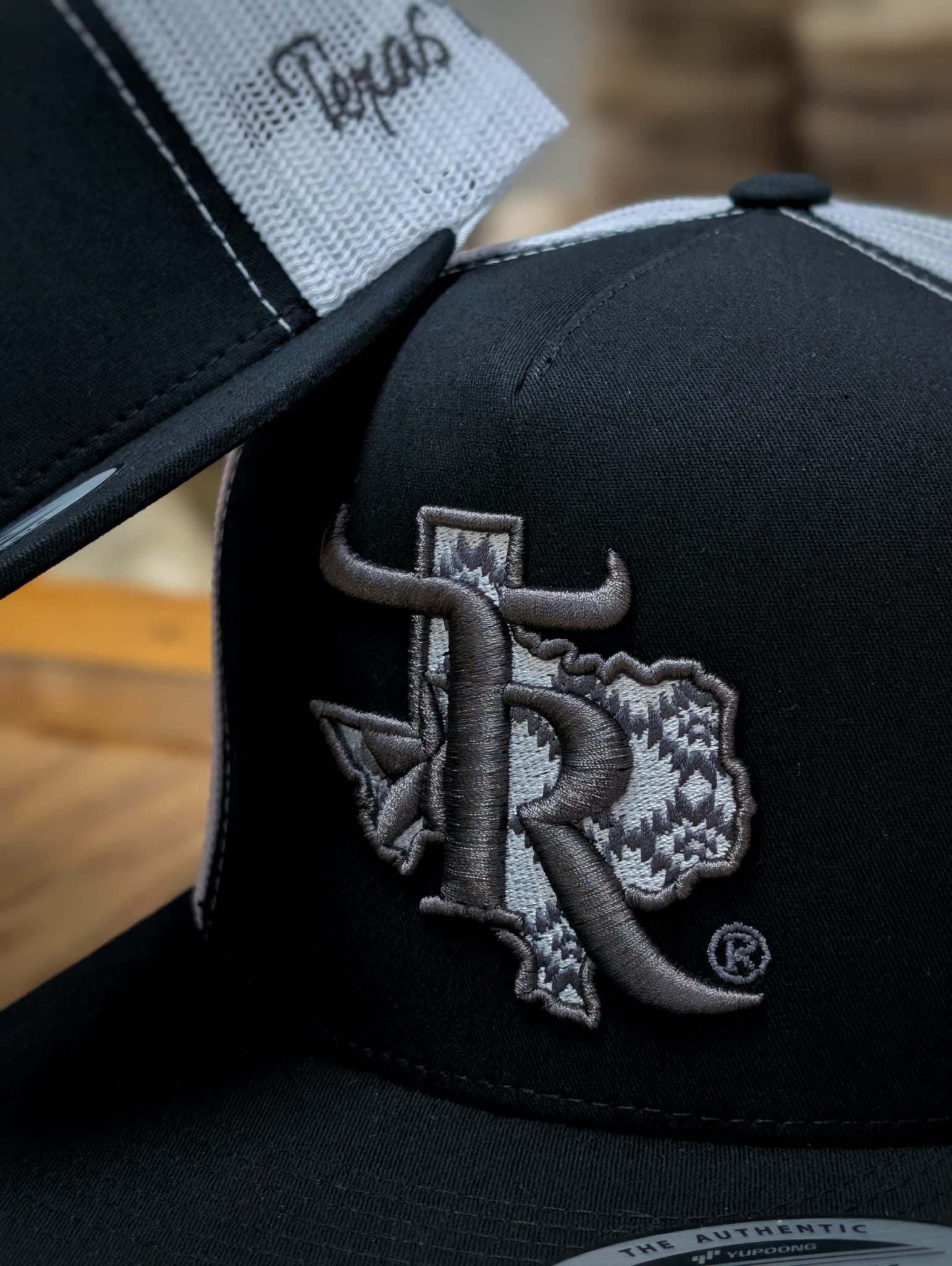 GORRA TRUCKER PLANA AJUSTABLE BLANCA Y NEGRA TEXAS RANCH