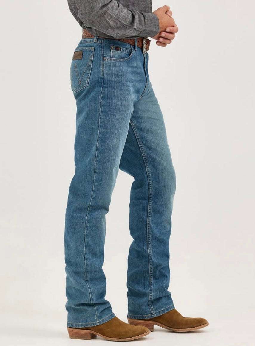 WRANGLER MEN’S RELAXED FITTED JEANS CODY JOHNSON COLLECTION - 112369005 Laherradurawwnc.com