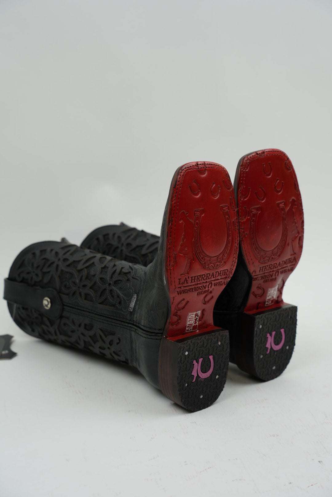 LA HERRADURA WOMEN ALMA CINCELADO NEGRO RED BOTTOM SQUARE TOE Laherradurawwnc.com