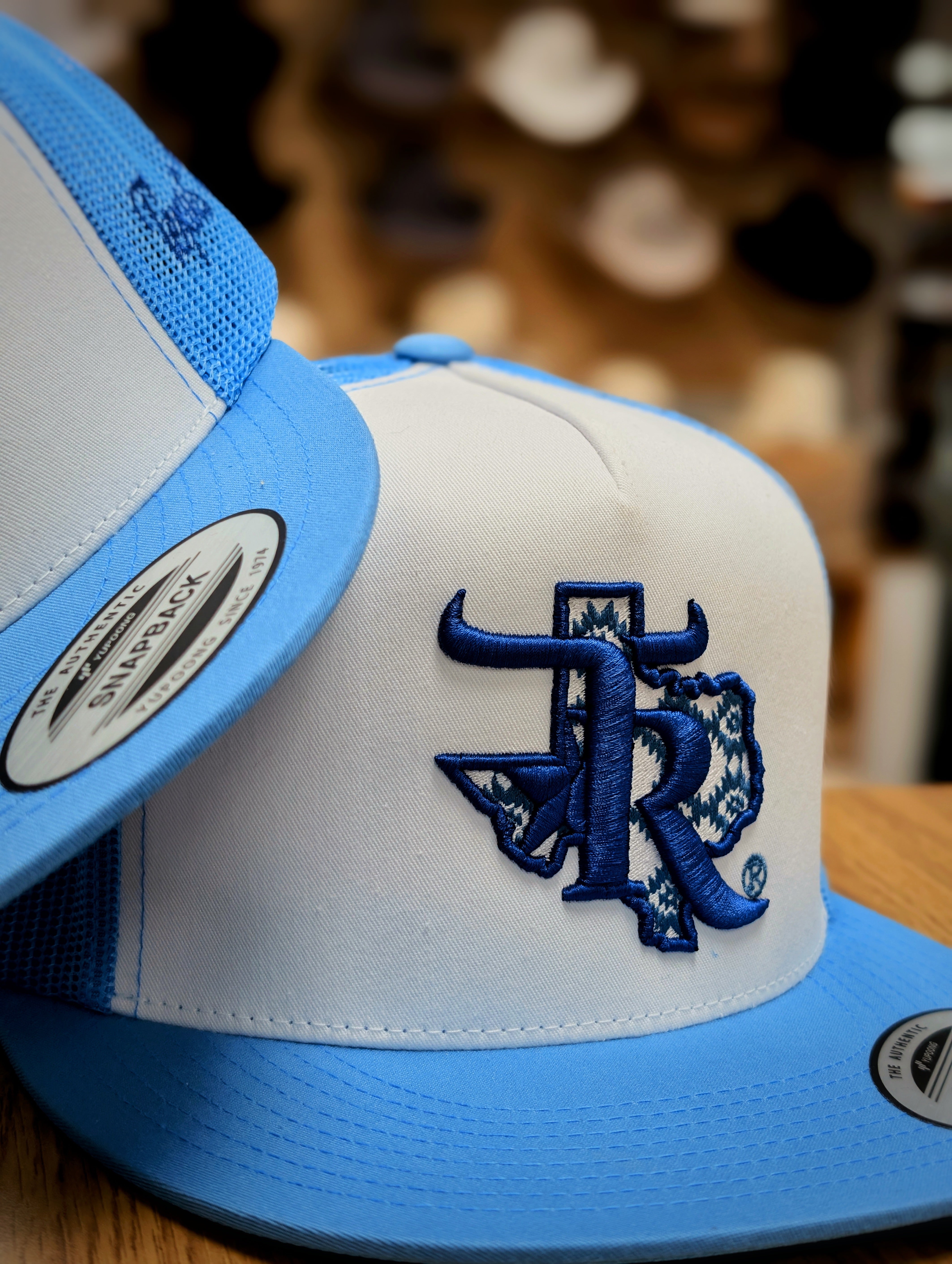 GORRA SNAPBACK BLANCA Y AZUL TEXAS RANCH