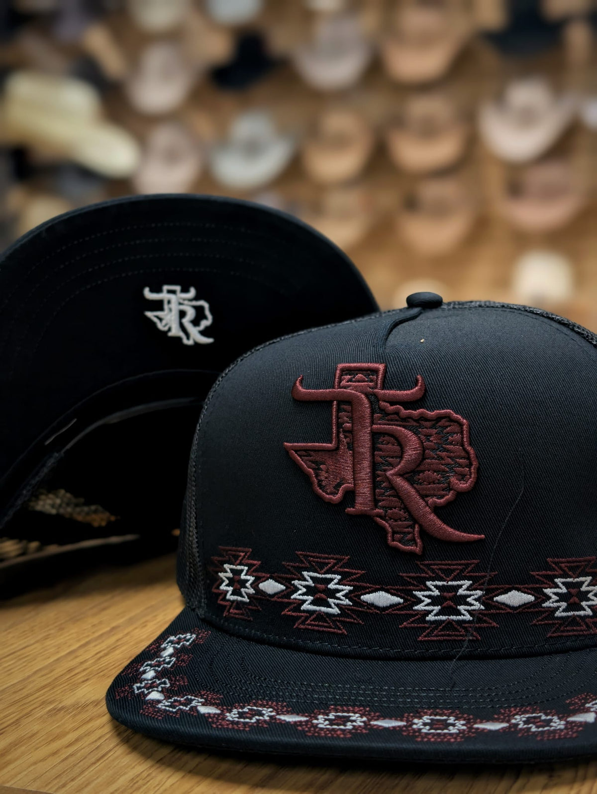 GORRA SNAPBACK DE NUEVA GENERACIÓN TEXAS RANCH NEGRA Y VINO