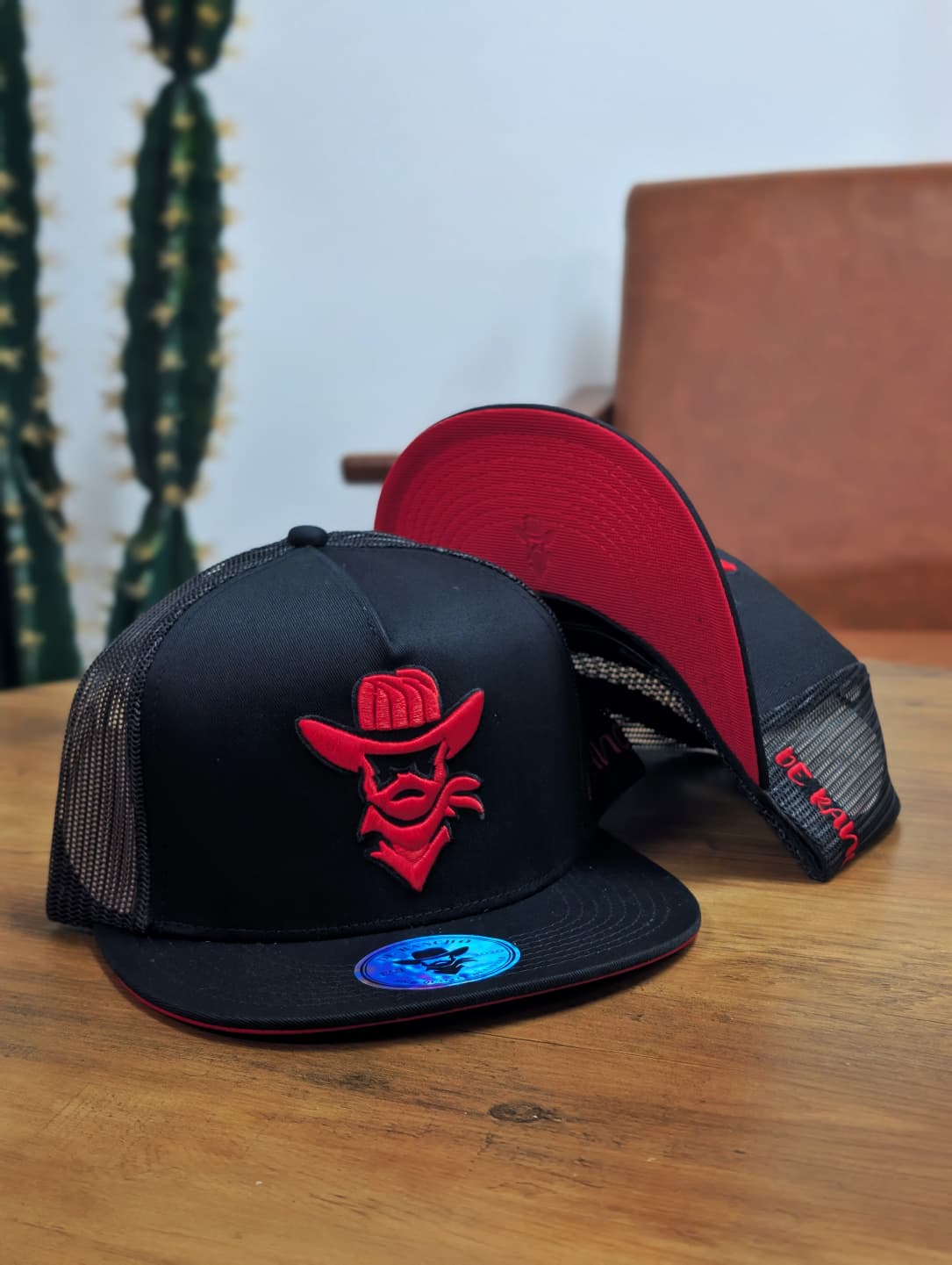 GORRA SNAPBACK DE RANCHO LOGO ROJO NEGRA