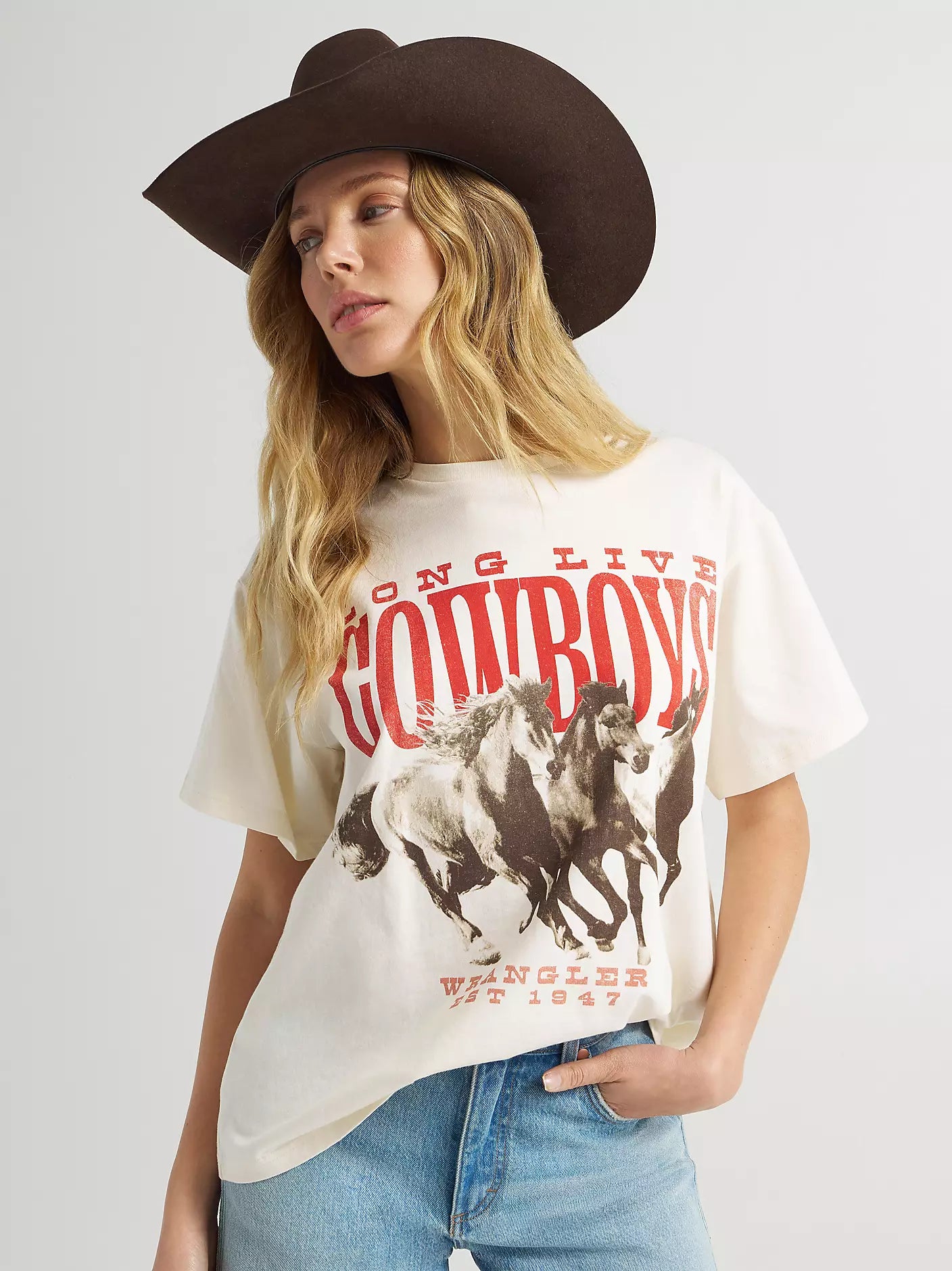 WRANGLER WOMENS GIRLFRIEND GRAPHIC “LONG LIVE COWBOYS” BEIGE - 112375874 Laherradurawwnc.com