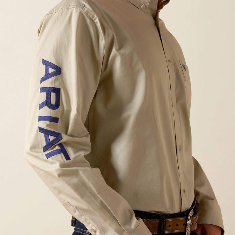 ARIAT MEN TEAM LOGO LIGTWEIGHT TWLL LS SHRT KHAKI/ NAVY 10071688