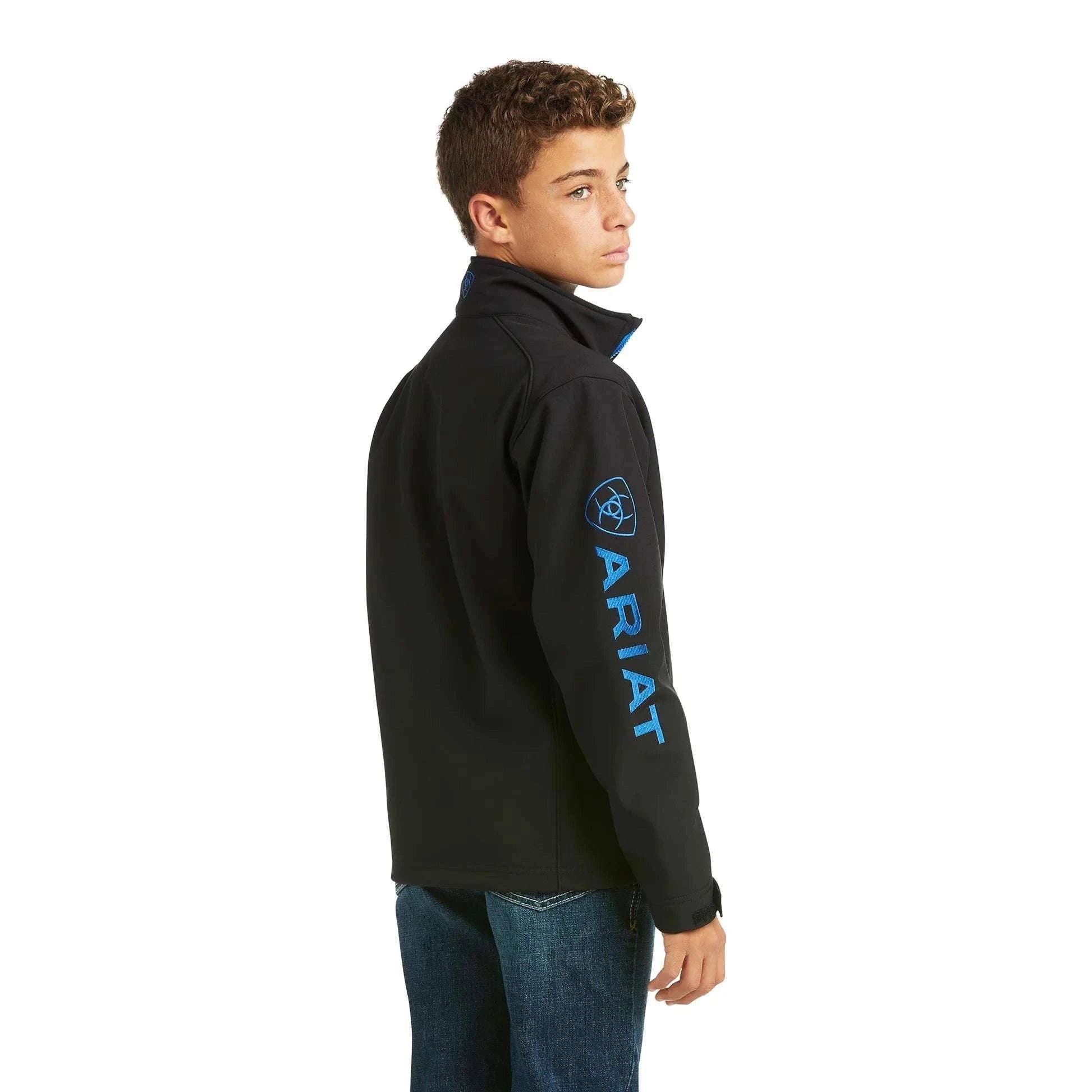ARIAT YOUTH SOFT SHELL LOGO JKT BLACK/ COLBALT 10037363 Laherradurawwnc.com