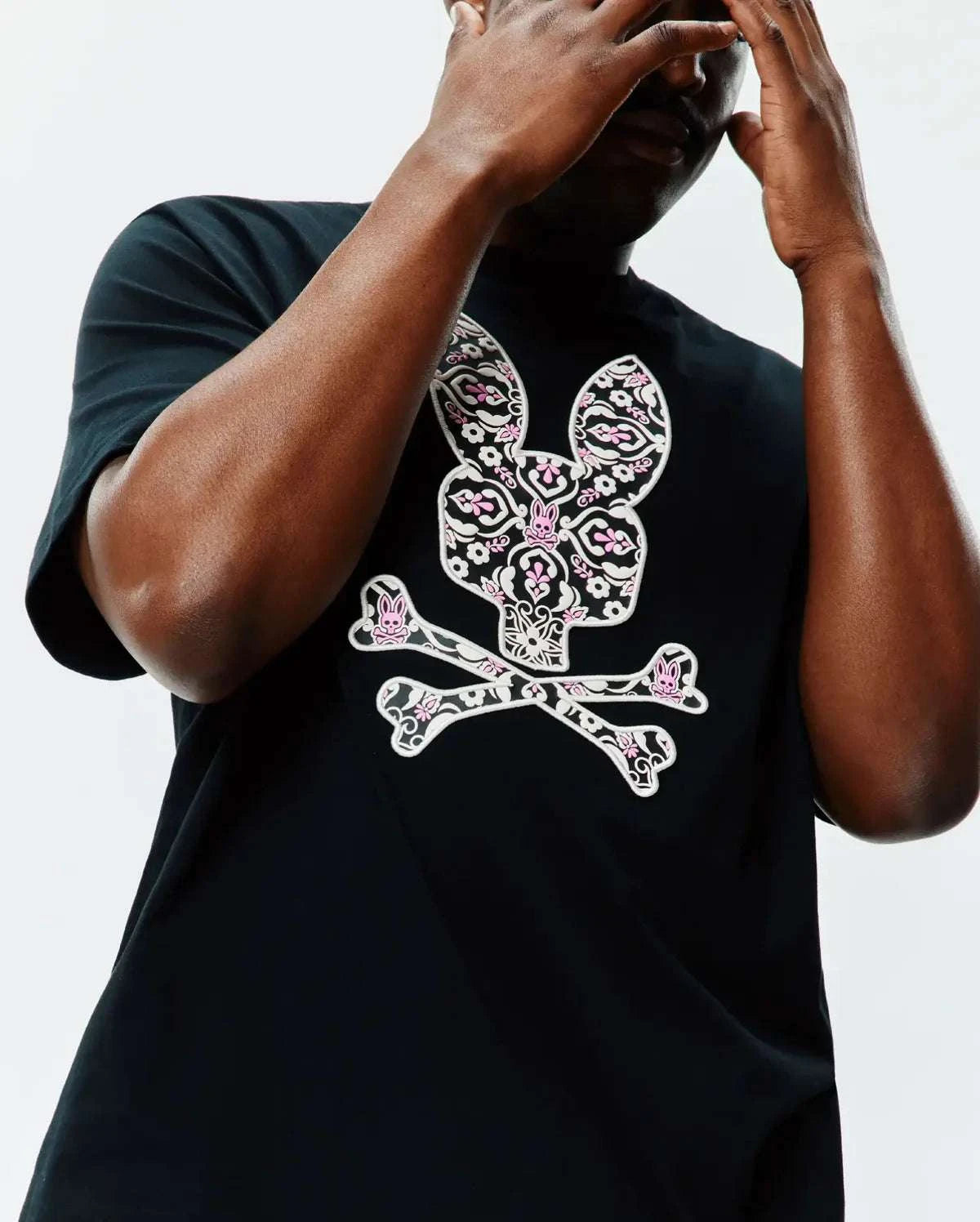 PSYCHO BUNNY LUKE GRAPHIC TEE BLACK & PINK - MT0200236 Laherradurawwnc.com