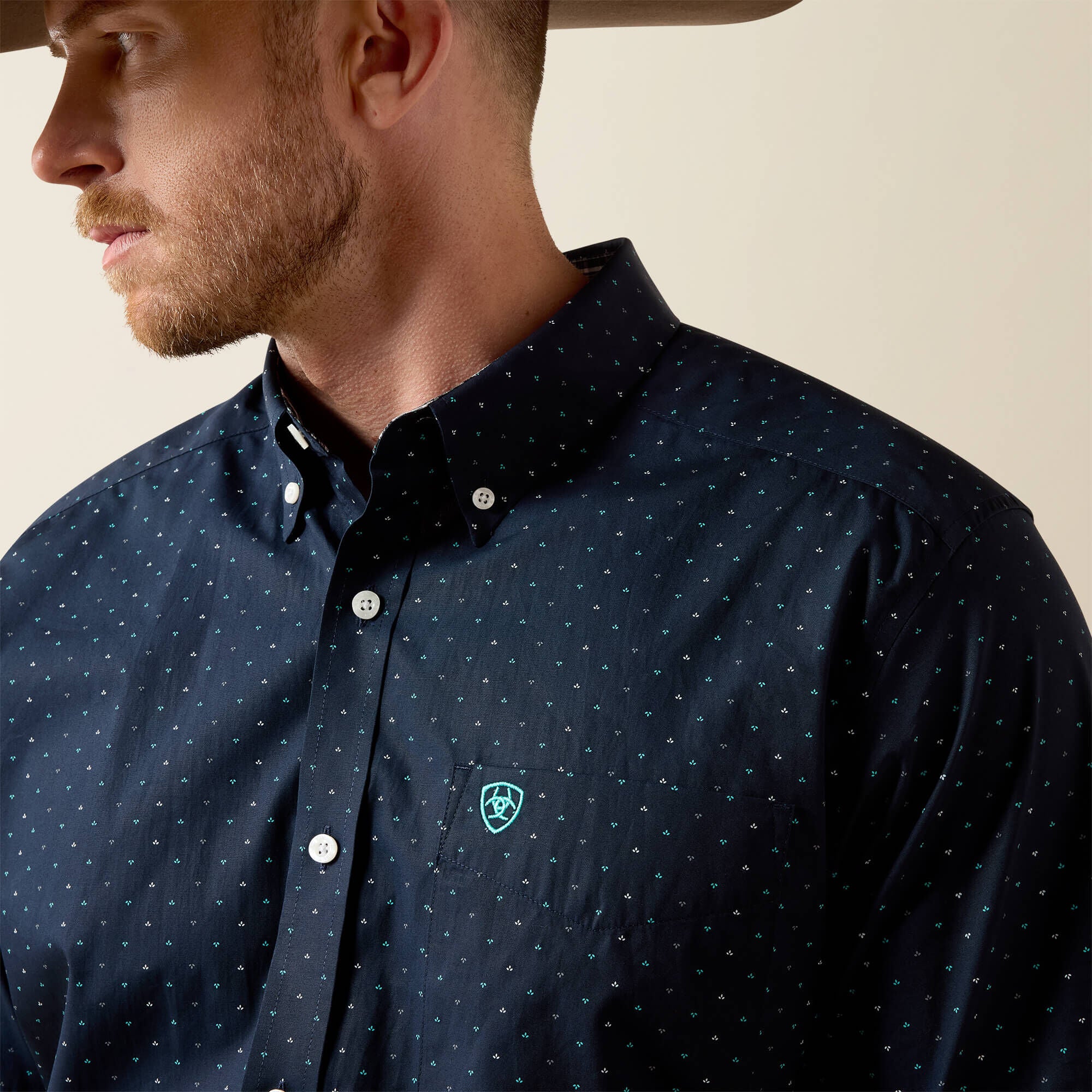 CAMISA MASCULINA DE MANGA CORTA WILLEM DE ARIAT, ESTAMPADO MINI HOJAS NEGRO, 10073678