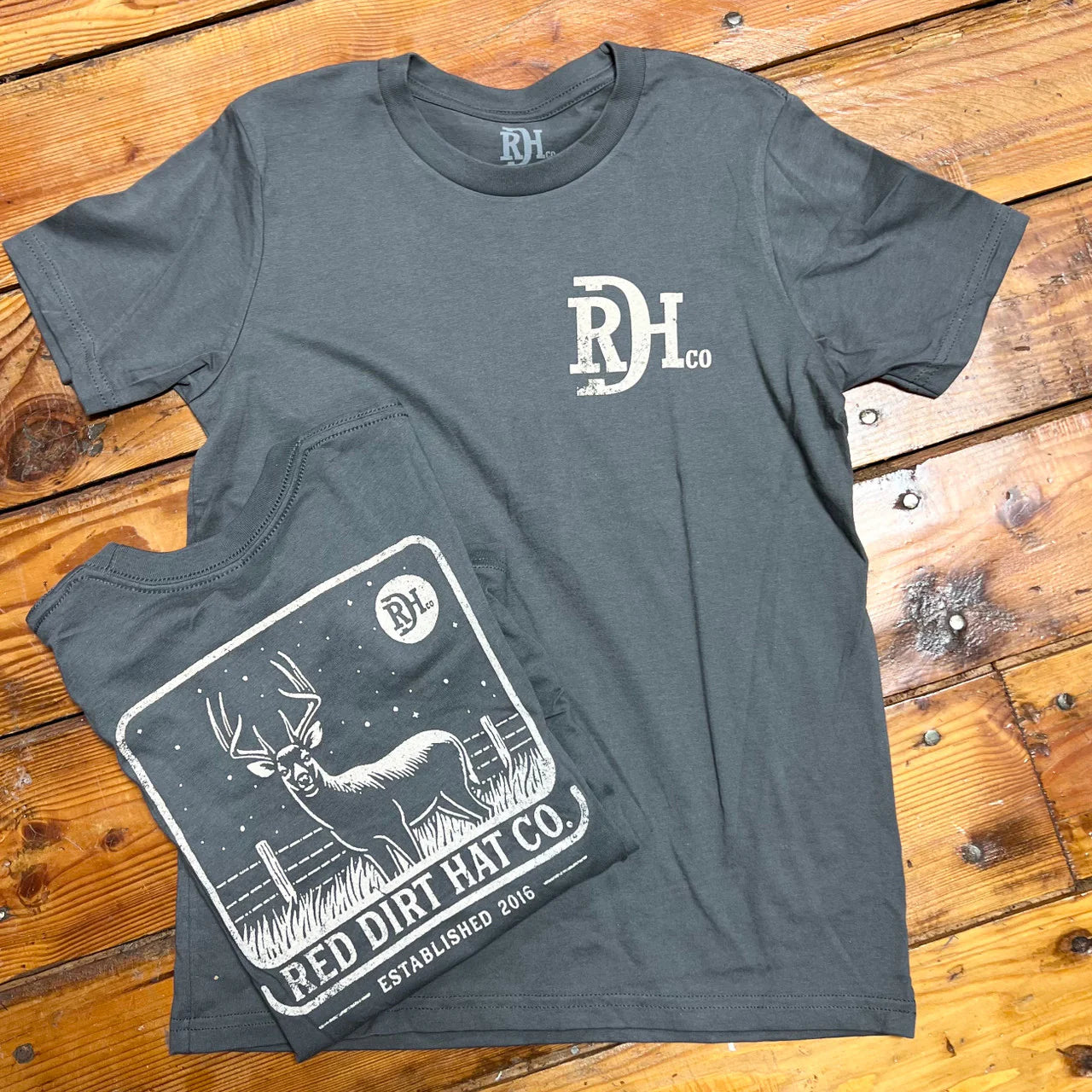 RED DIRT HAT CO. - TSHIRT RDHCT180 BIG BUCK