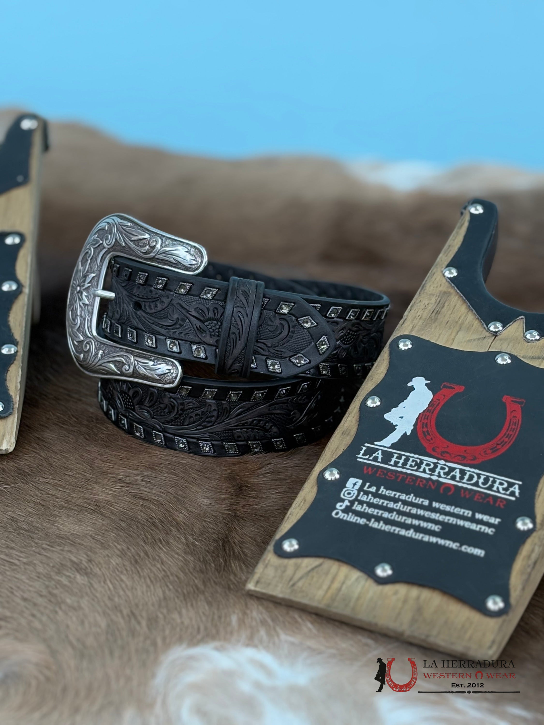 Angel Ranch Black Floral Emborded Belt Cinturones Mujeres