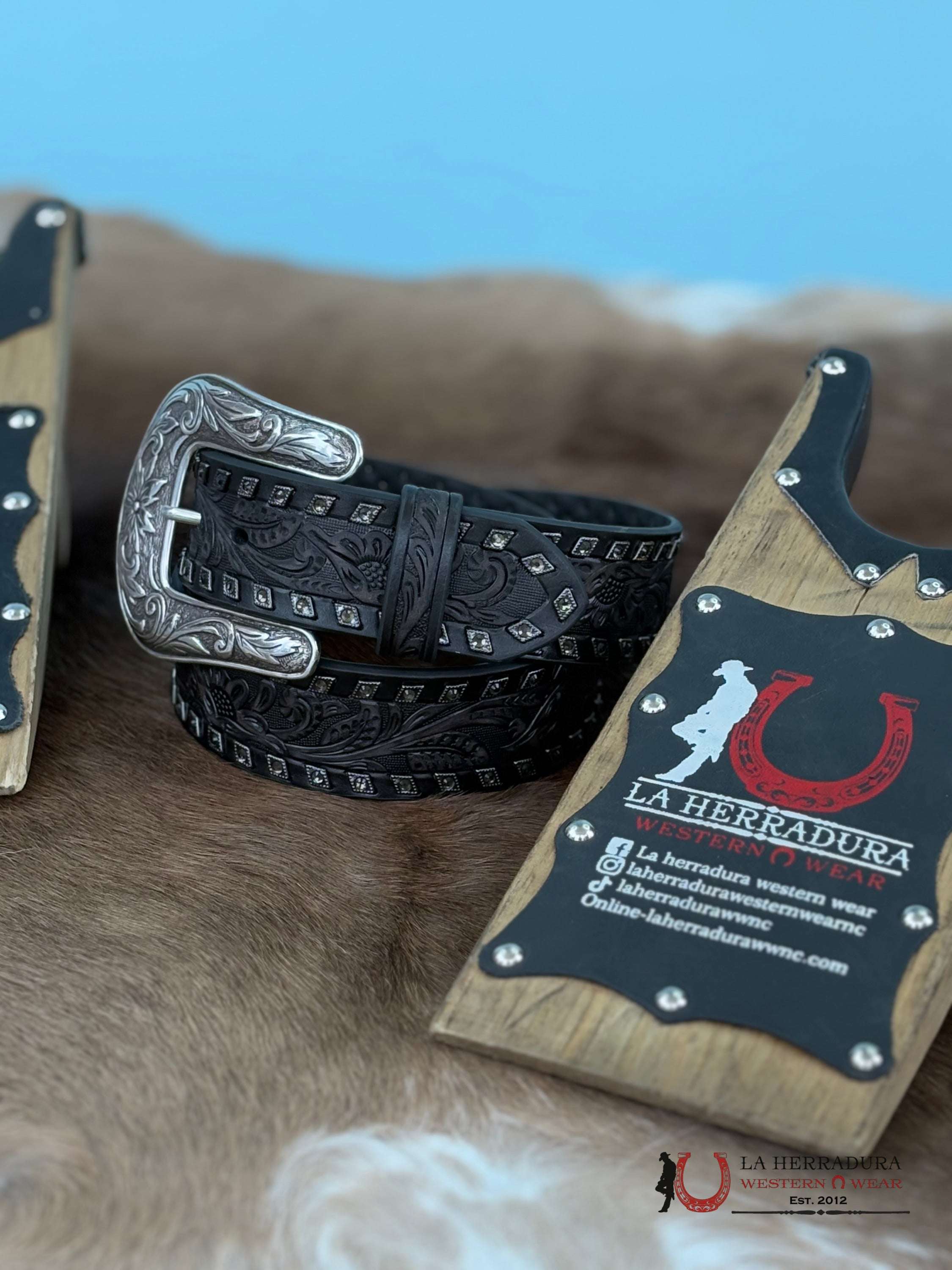 Angel Ranch Black Floral Emborded Belt Cinturones Mujeres