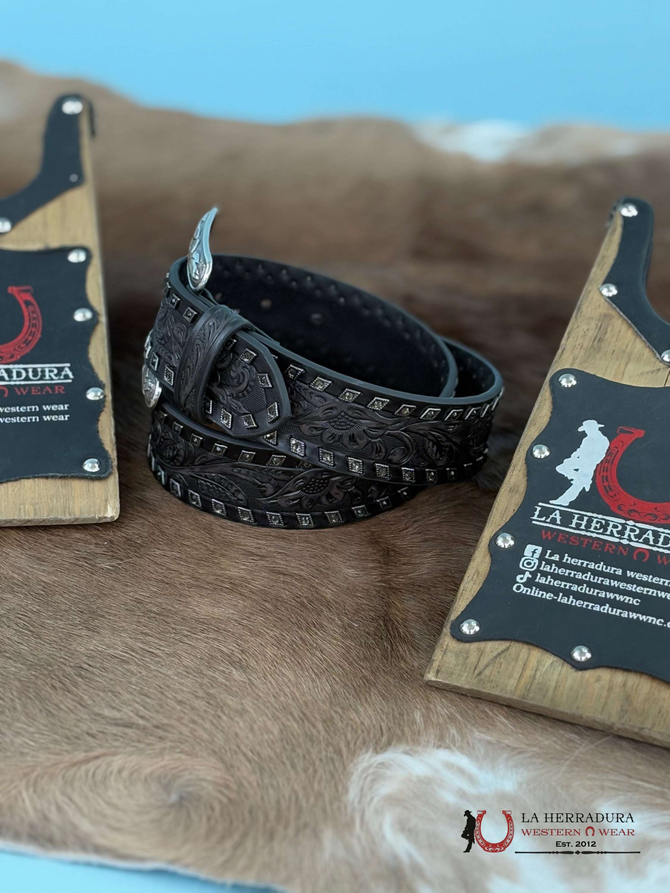 Angel Ranch Black Floral Emborded Belt Cinturones Mujeres