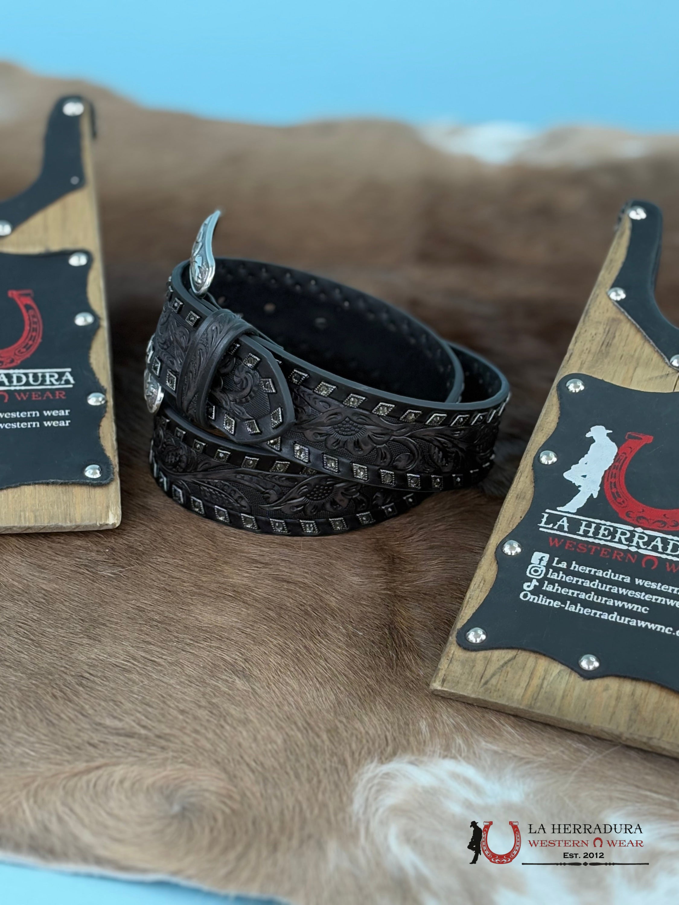 Angel Ranch Black Floral Emborded Belt Cinturones Mujeres