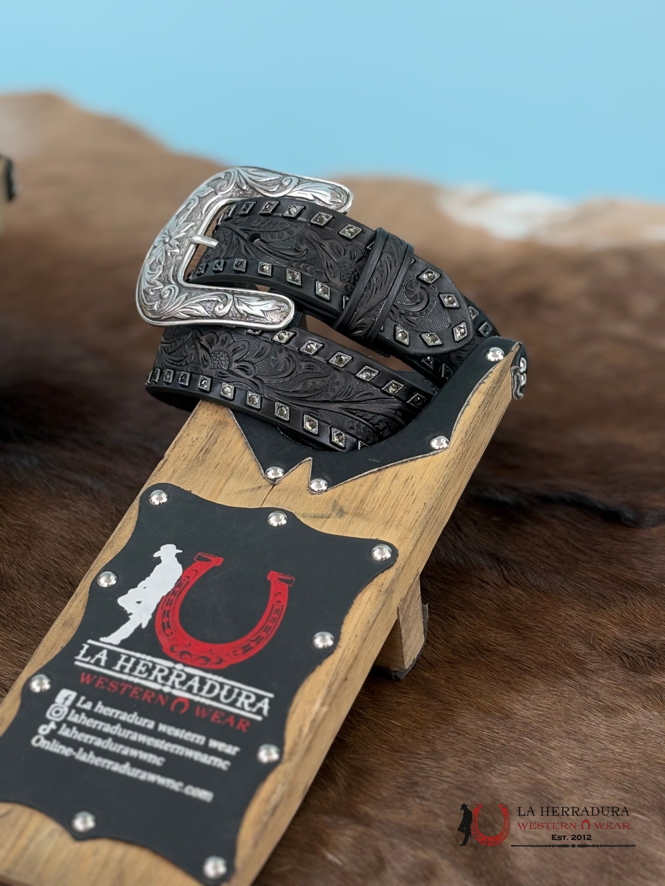 Angel Ranch Black Floral Emborded Belt Cinturones Mujeres