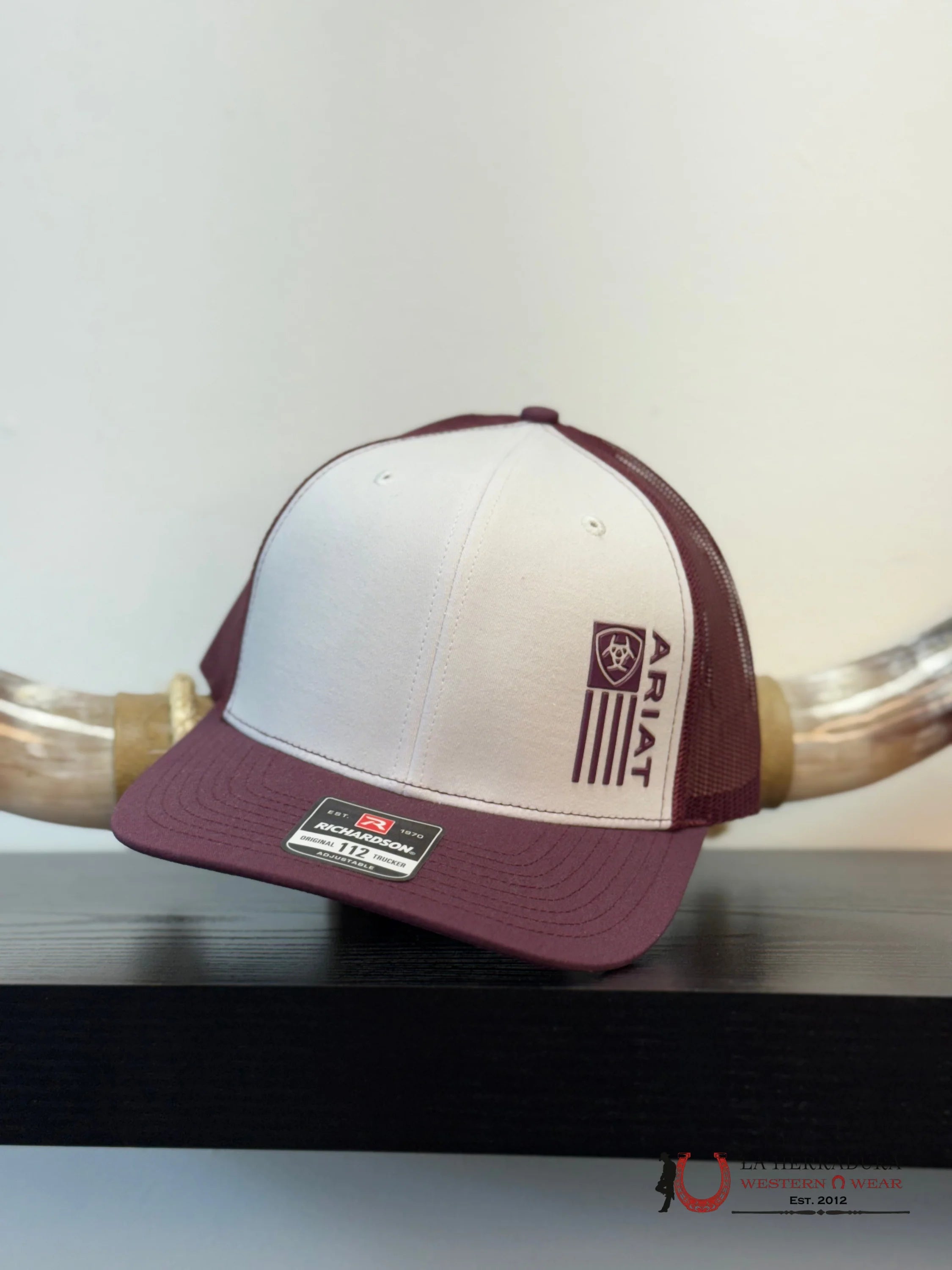 ARIAT CAP WHITE AND BURGUNDY CAPS MENS GORRAS HOMBRES