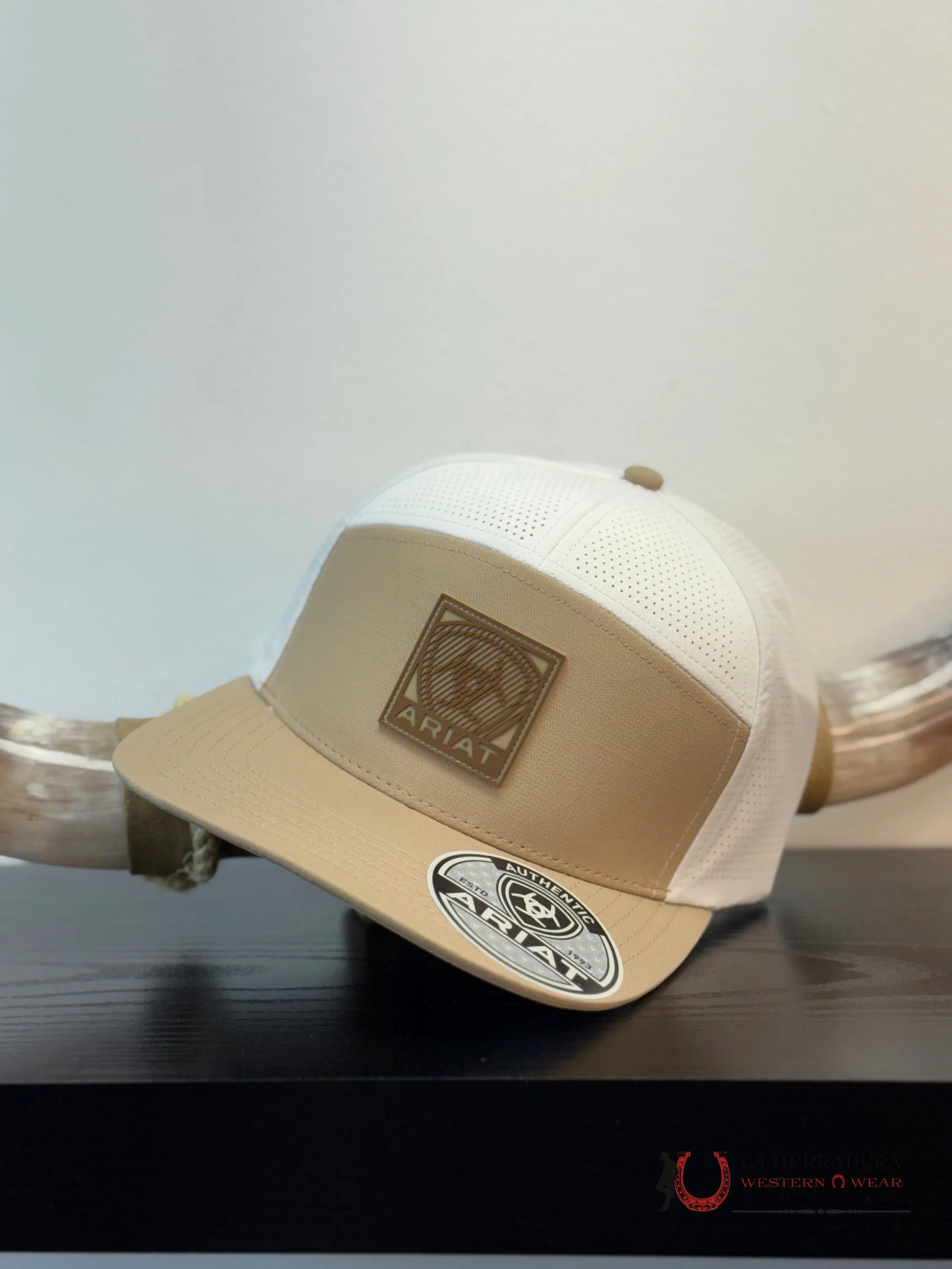 ARIAT CAP WHITE AND TAN CAPS MENS GORRAS HOMBRES
