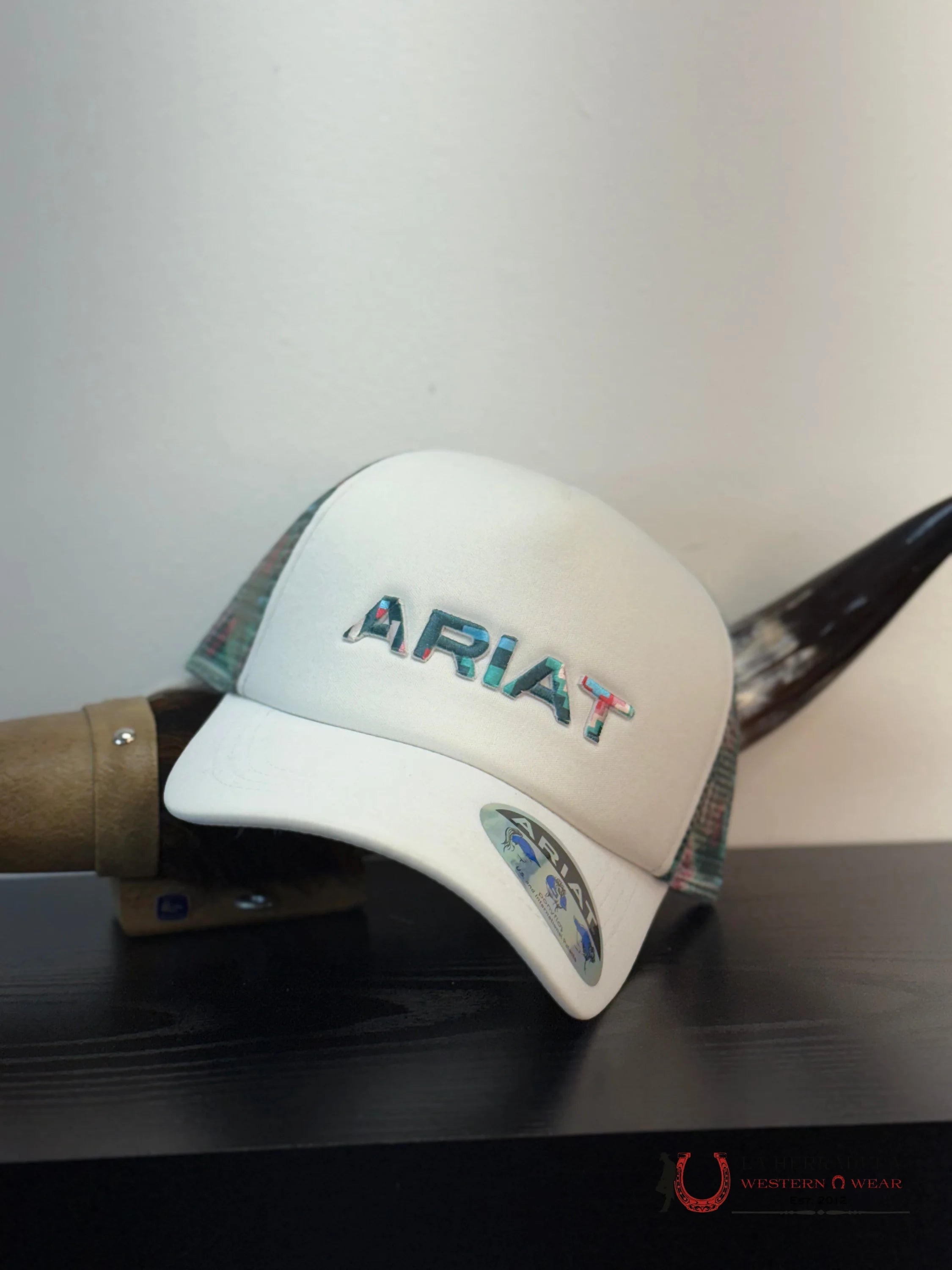 ARIAT CAP WHITE WITH GREEN CAPS MENS GORRAS HOMBRES