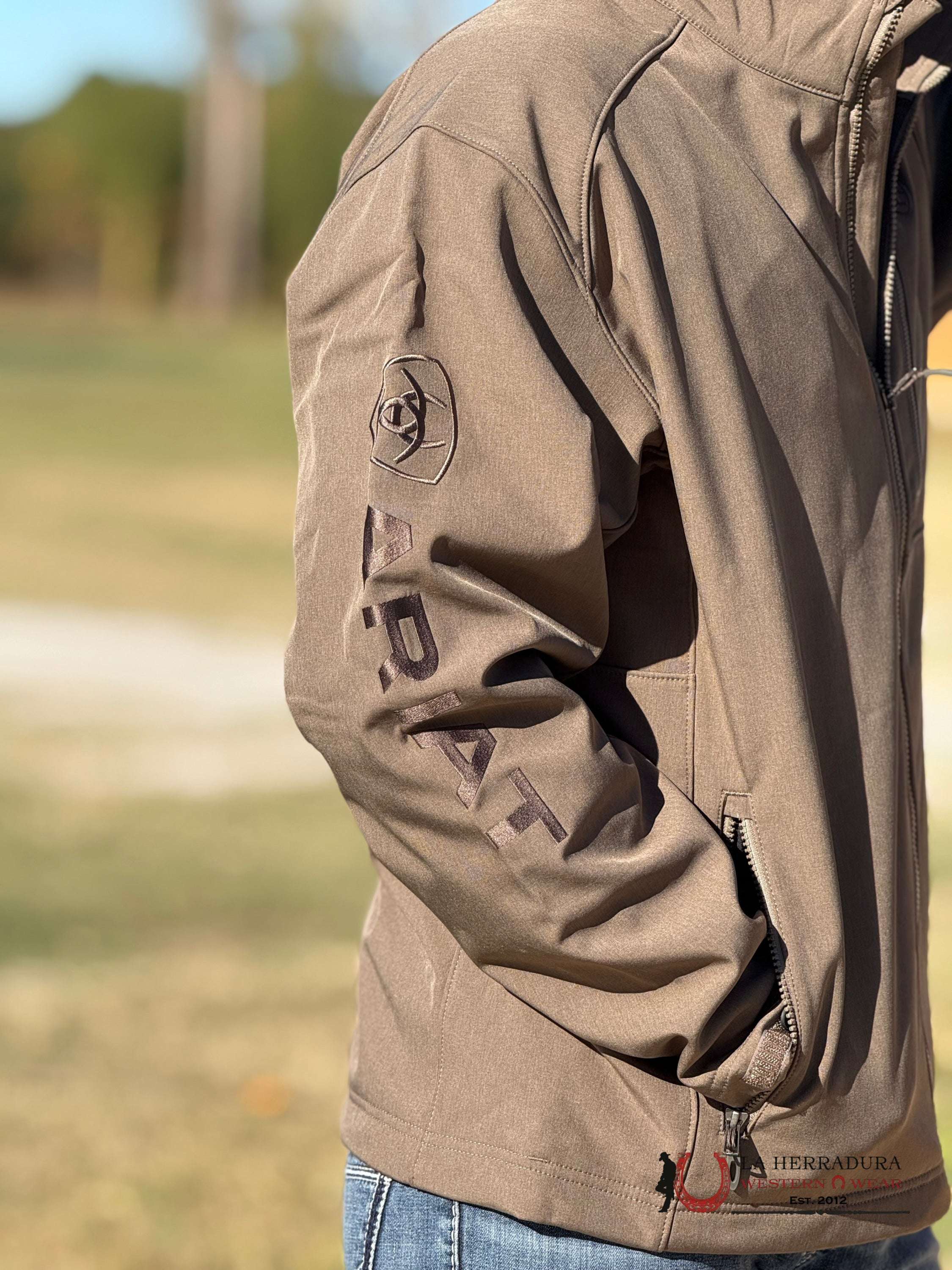 Ariat Jacket Logo 2.0 Softsehll Crocodile Heather- 8157 Ropa Hombres