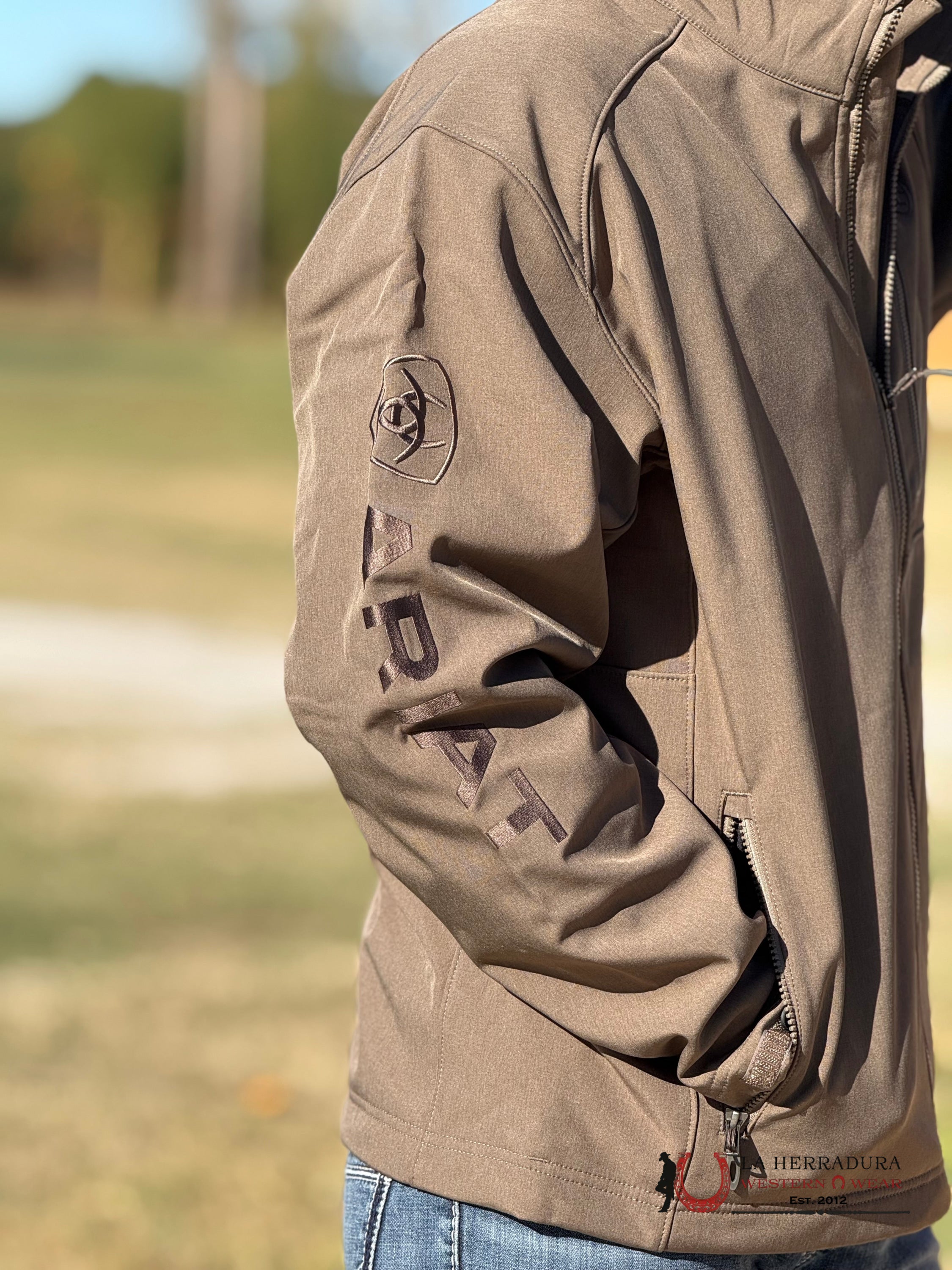 Ariat Jacket Logo 2.0 Softsehll Crocodile Heather- 8157 Ropa Hombres