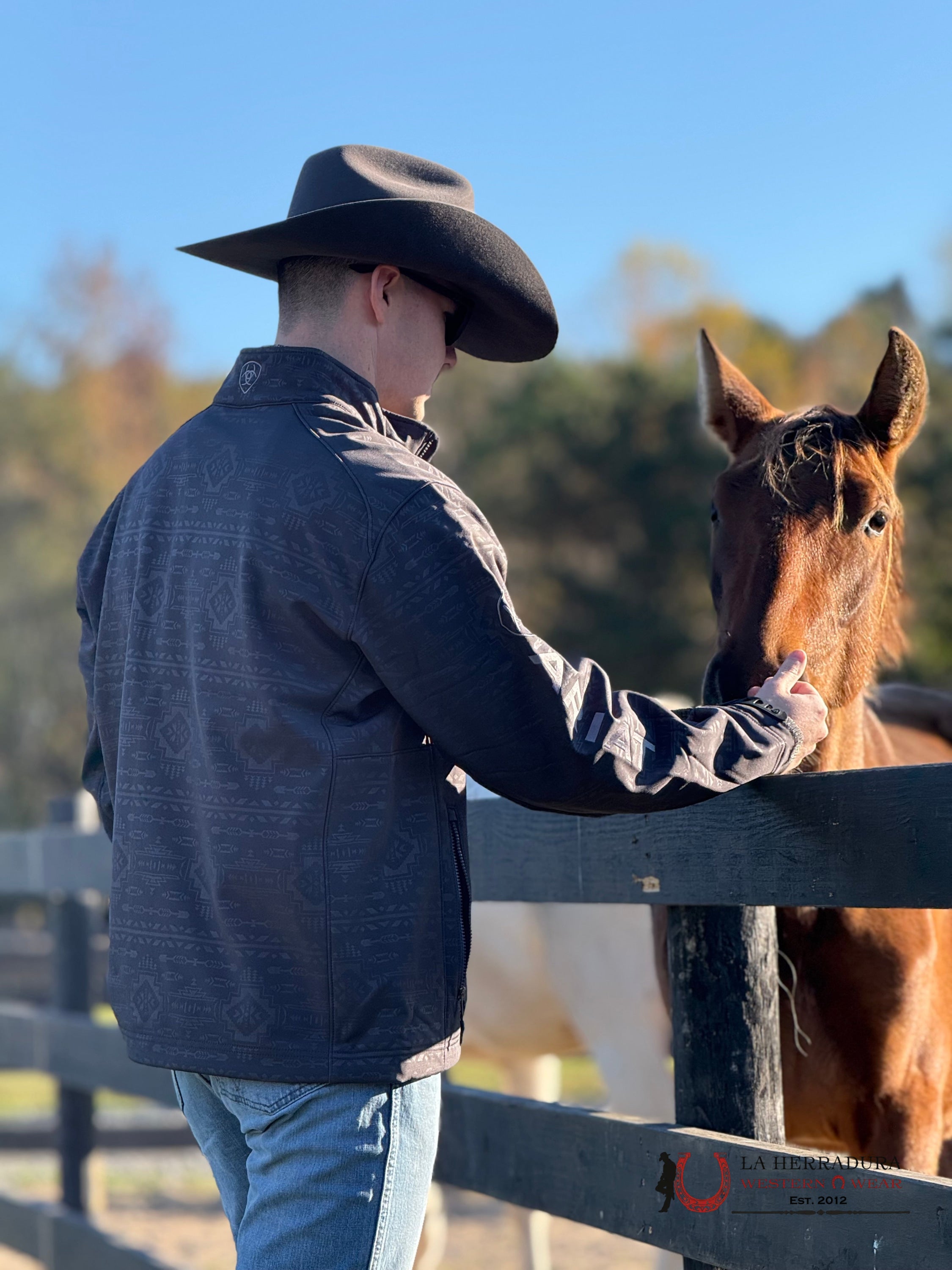 Ariat Jacket Logo 2.0 Softsehll Phantom Embossed- 8158 Ropa Hombres