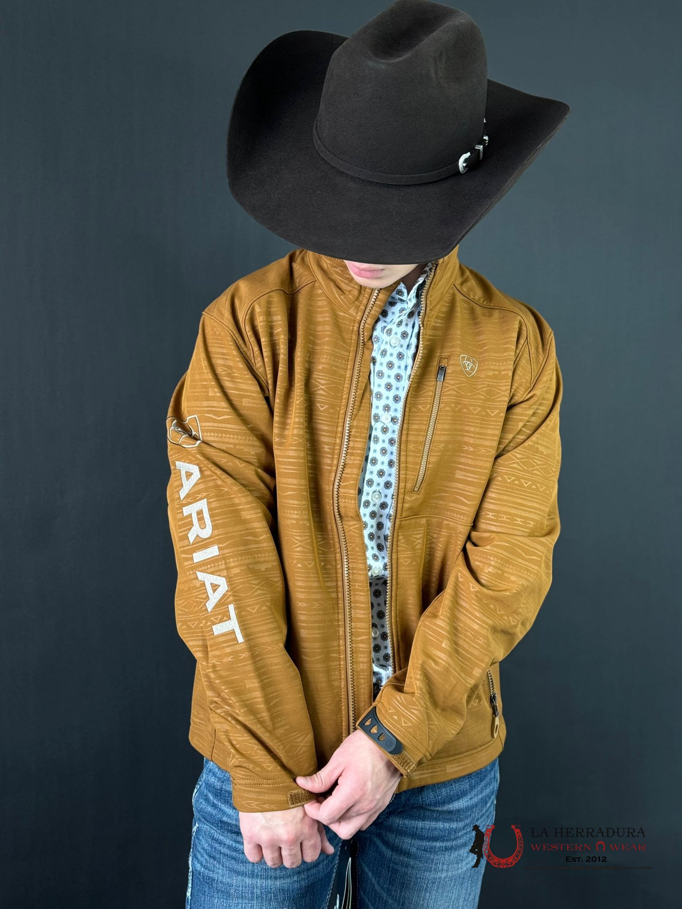 Ariat Jacket Logo 2.0 Softshell Chetsnut Embossed Ropa Hombres