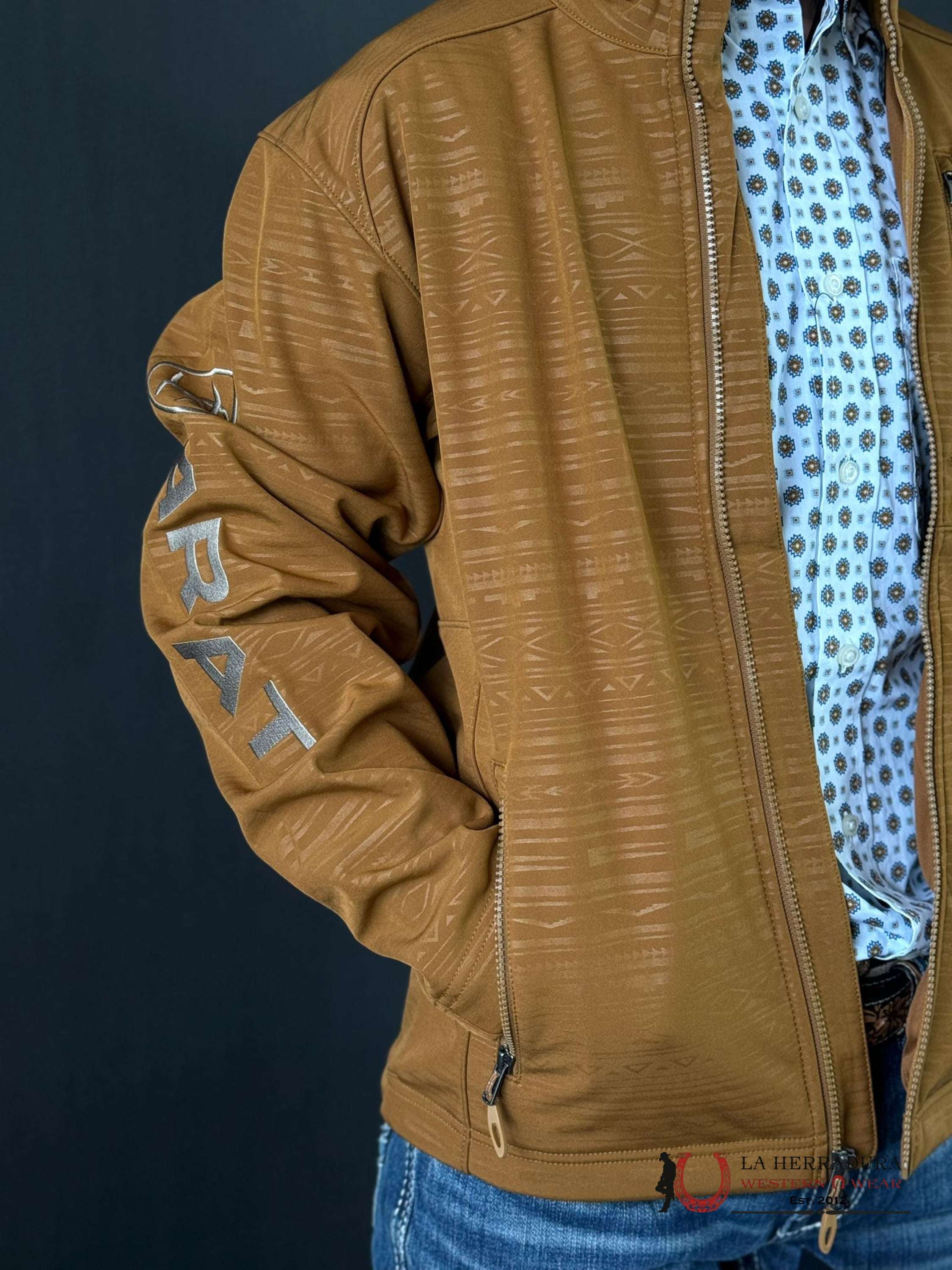 Ariat Jacket Logo 2.0 Softshell Chetsnut Embossed Ropa Hombres