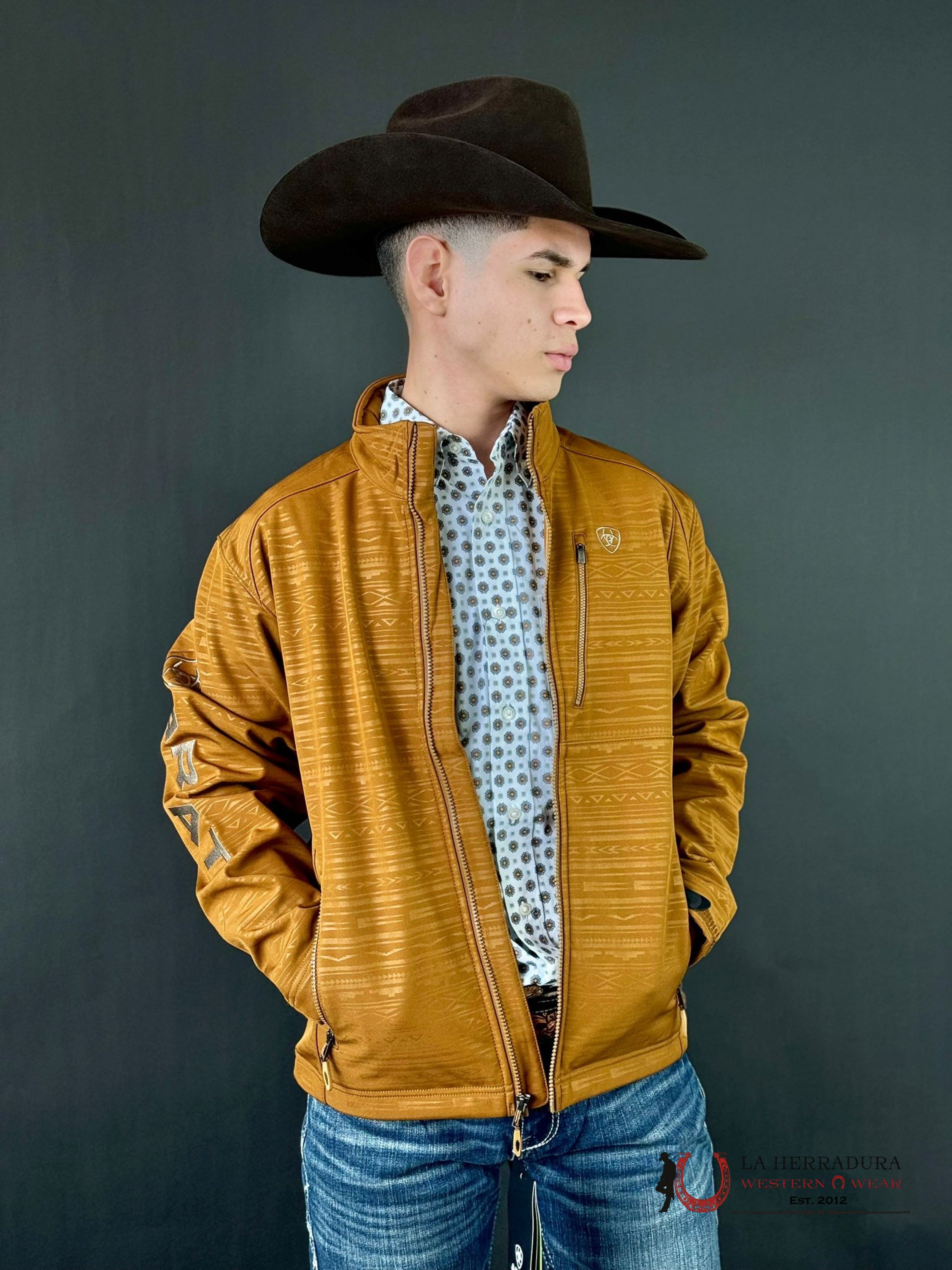 Ariat Jacket Logo 2.0 Softshell Chetsnut Embossed Ropa Hombres